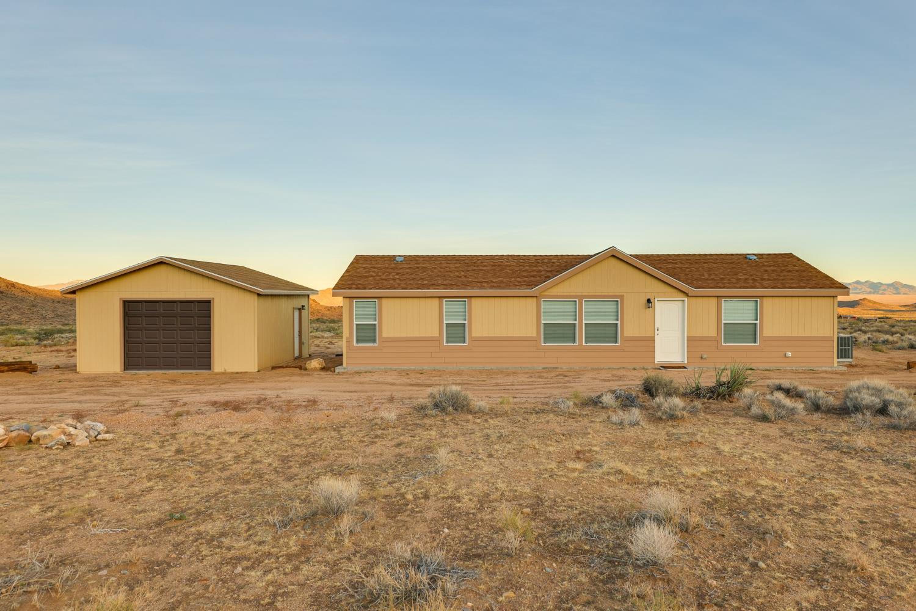 Mtn Views, 15 Mi to Dtwn Kingman Family Home!