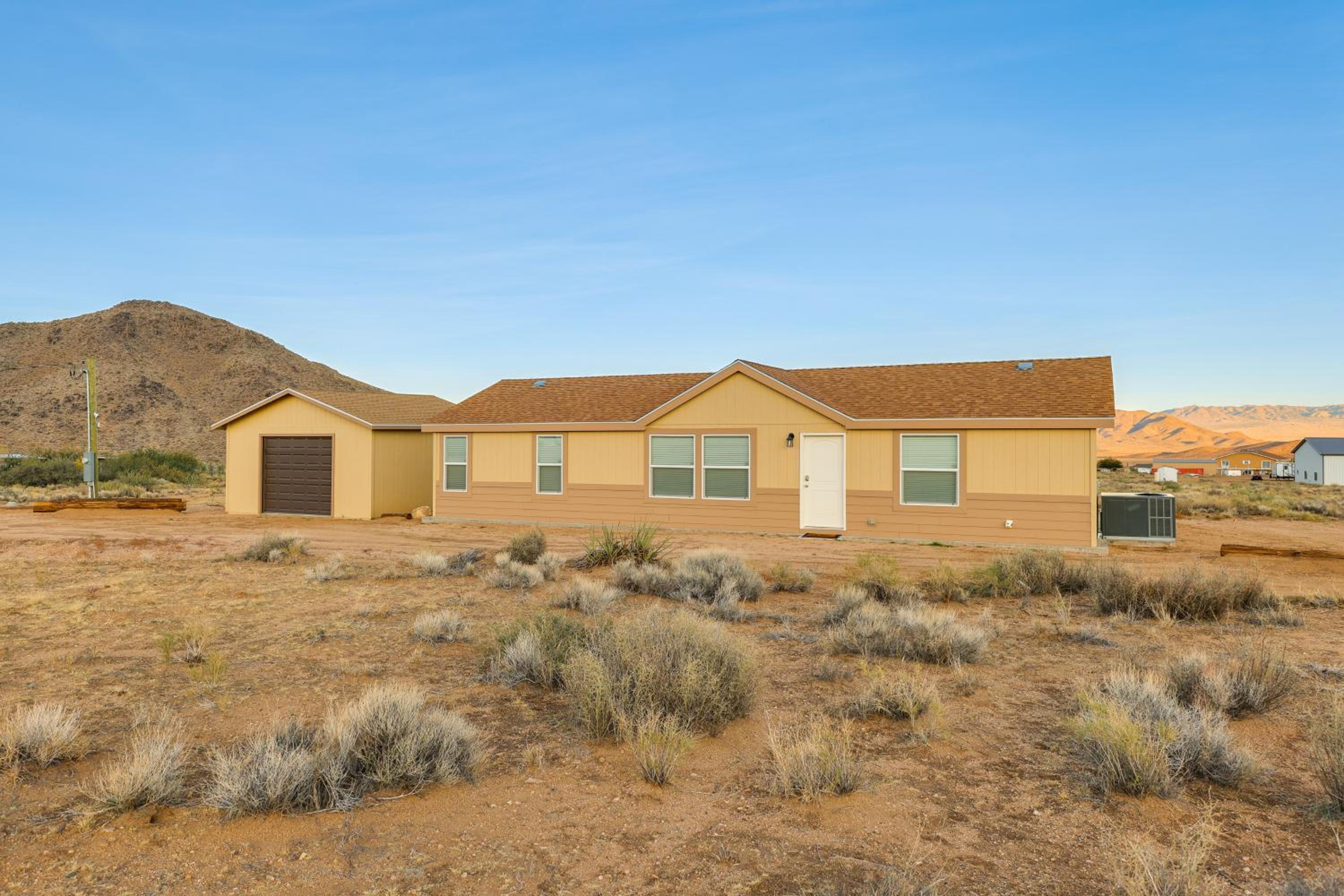 Mtn Views, 15 Mi to Dtwn Kingman Family Home!