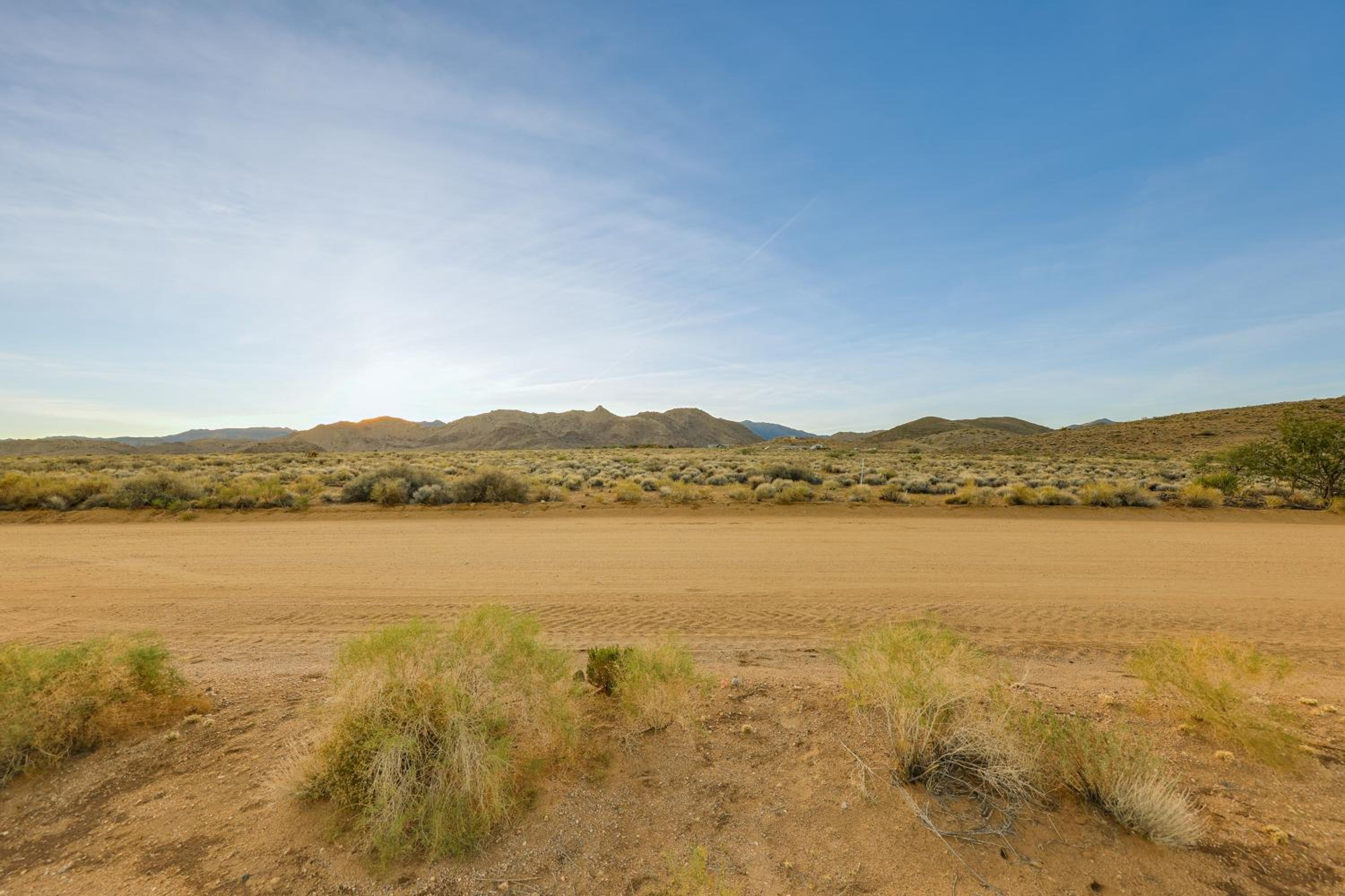 Mtn Views, 15 Mi to Dtwn Kingman Family Home!