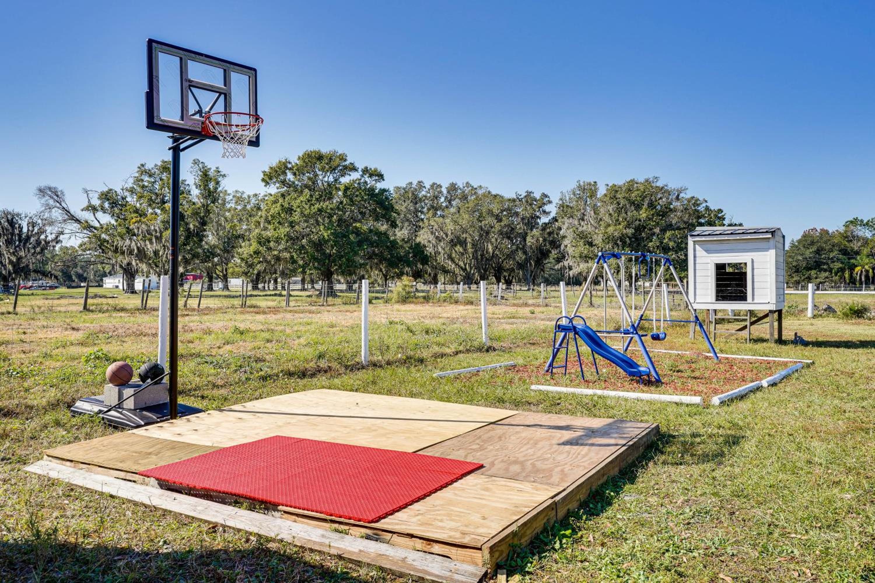 Horse Stalls, Pool and Deck Polk City Getaway!