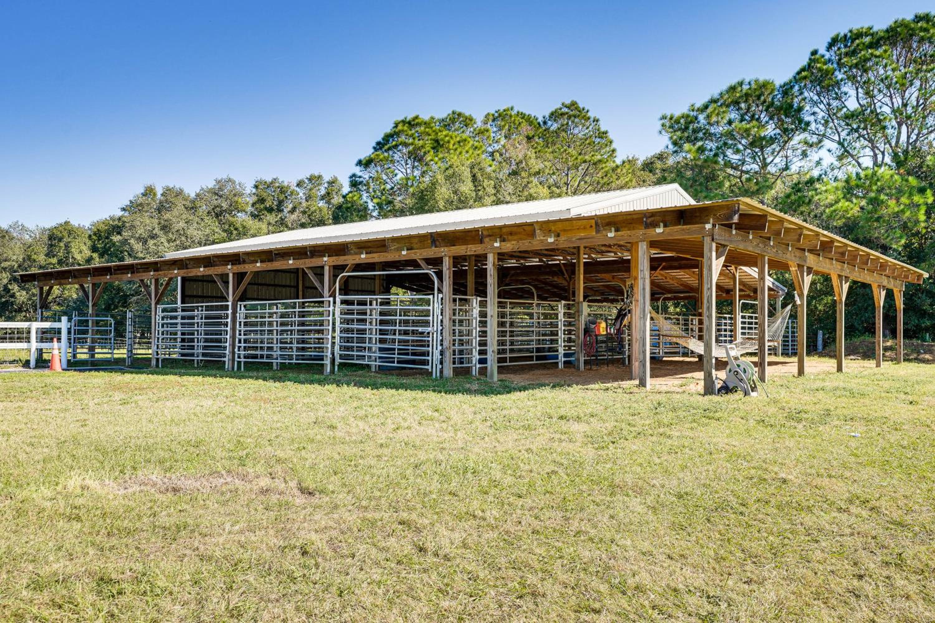 Horse Stalls, Pool and Deck Polk City Getaway!