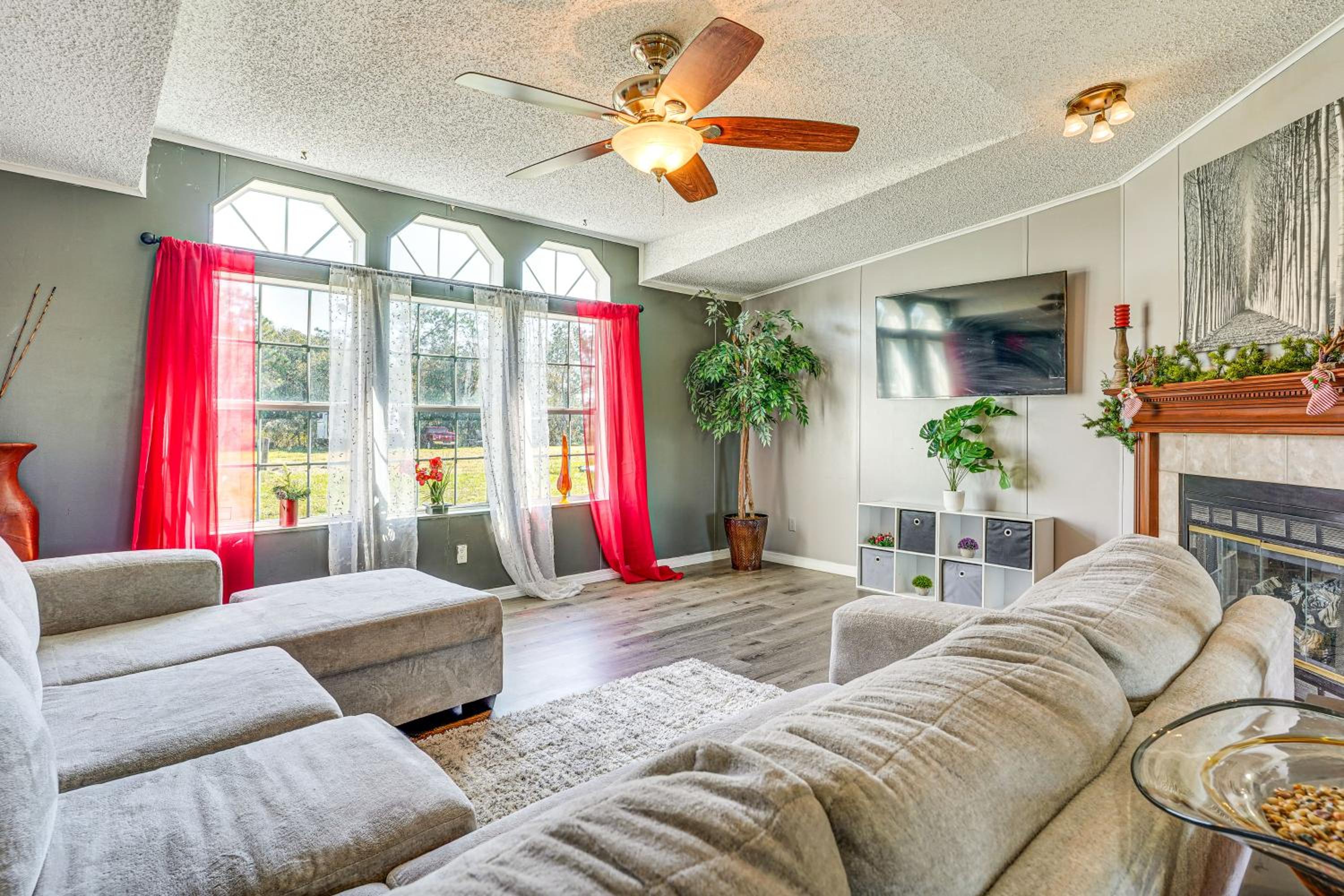 Horse Stalls, Pool and Deck Polk City Getaway!