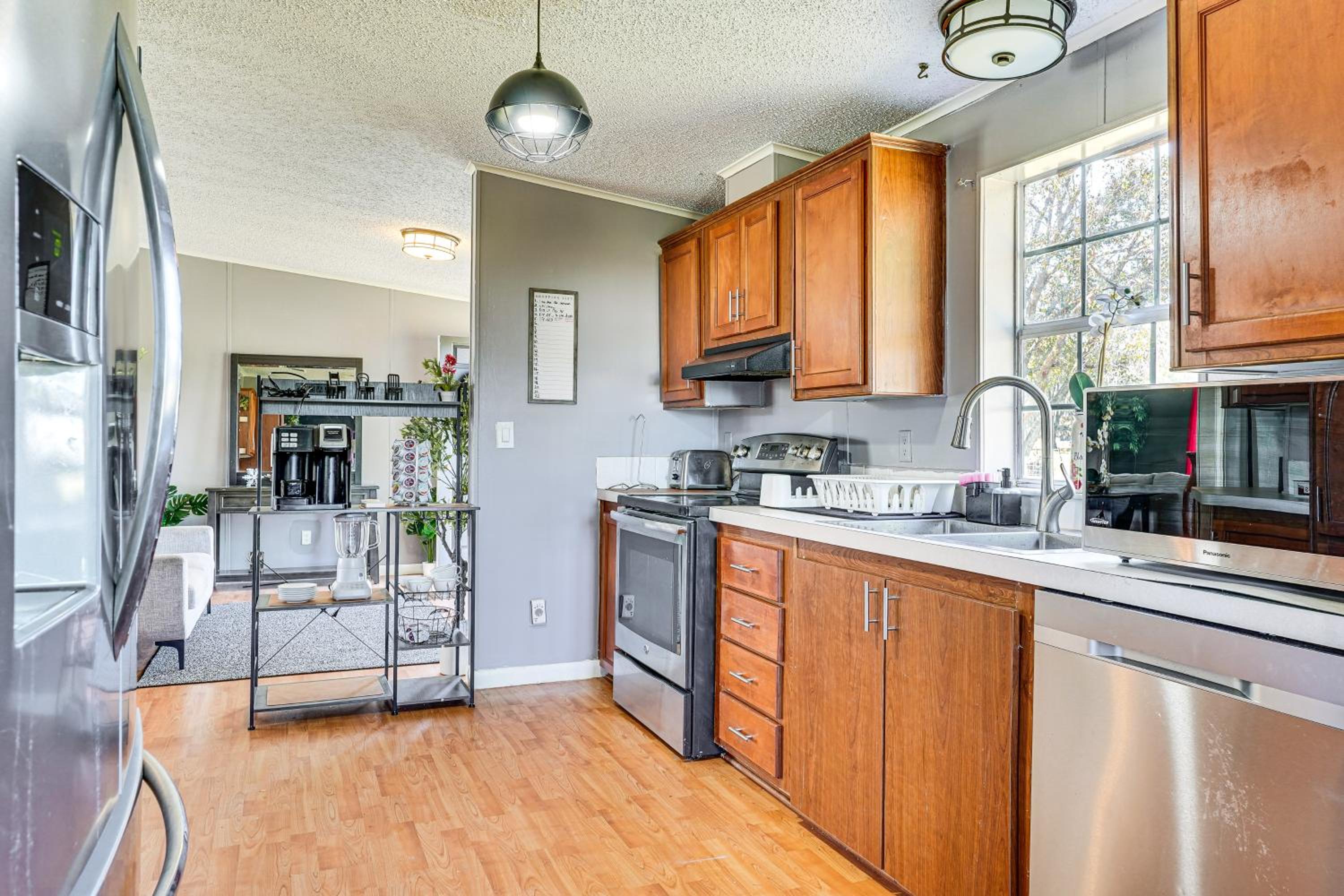 Horse Stalls, Pool and Deck Polk City Getaway!