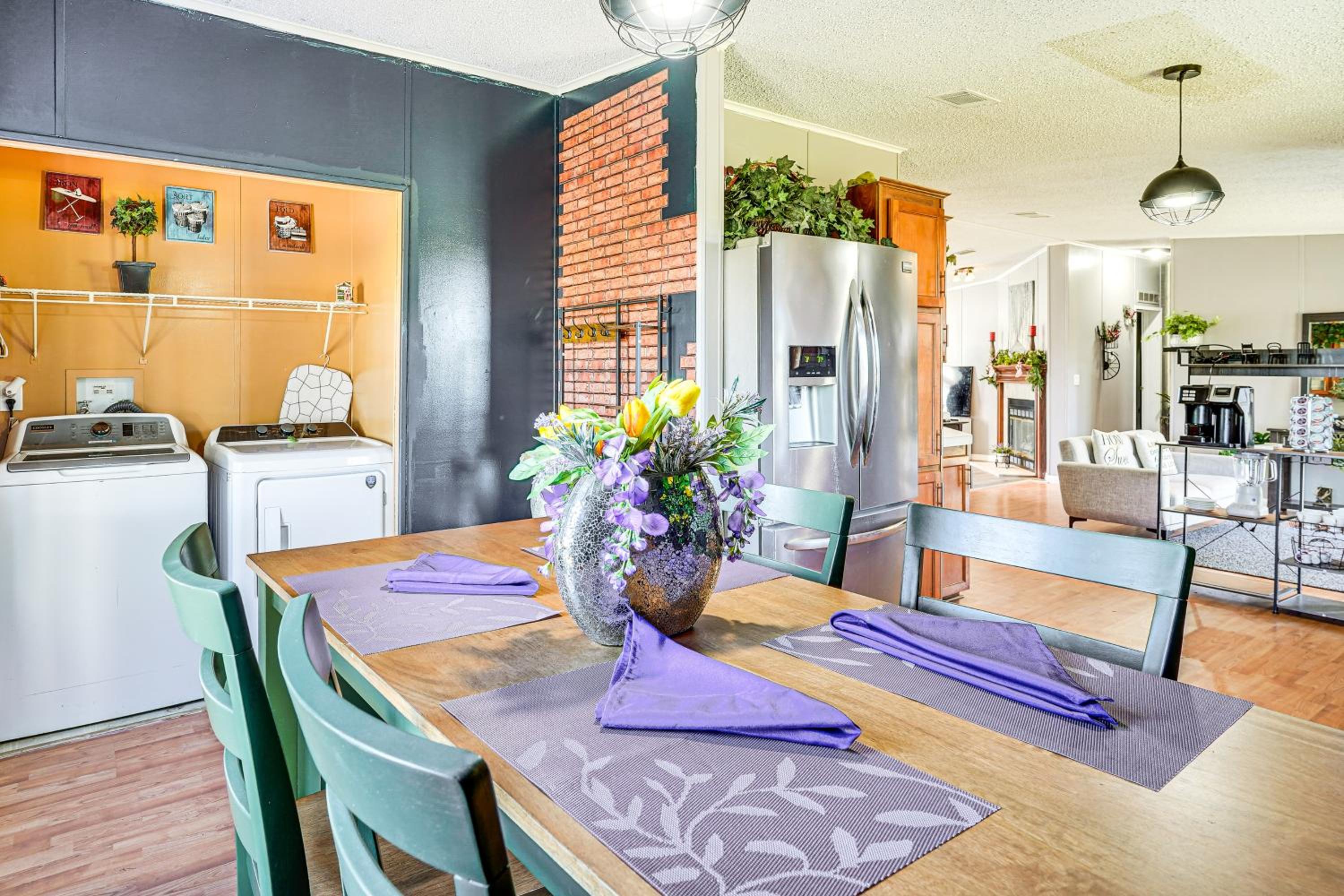 Horse Stalls, Pool and Deck Polk City Getaway!