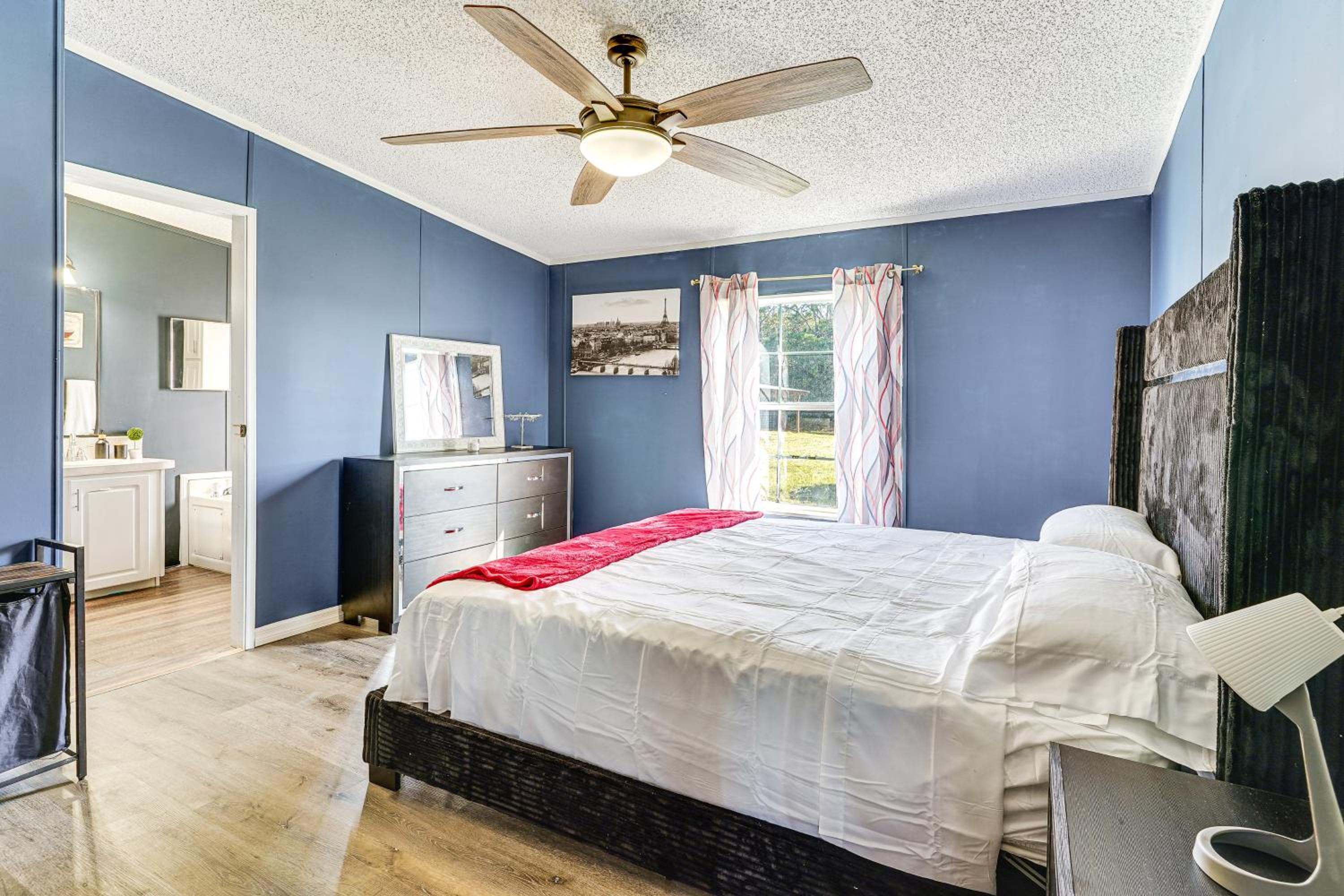 Horse Stalls, Pool and Deck Polk City Getaway!