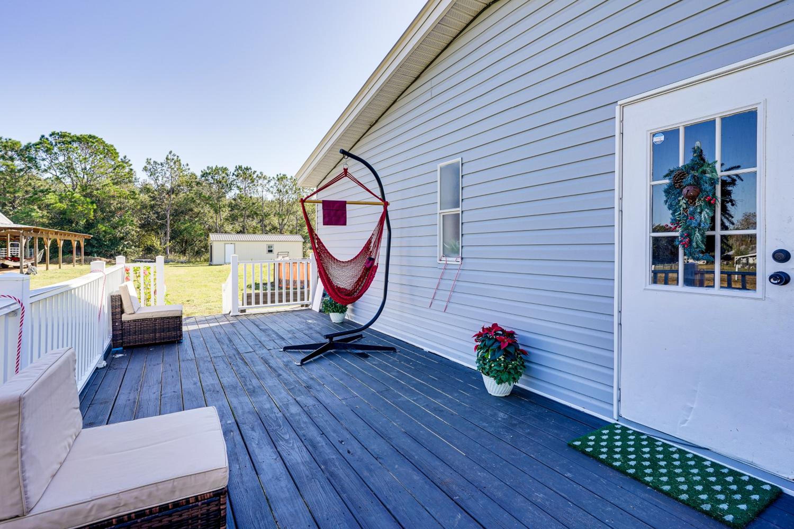 Horse Stalls, Pool and Deck Polk City Getaway!