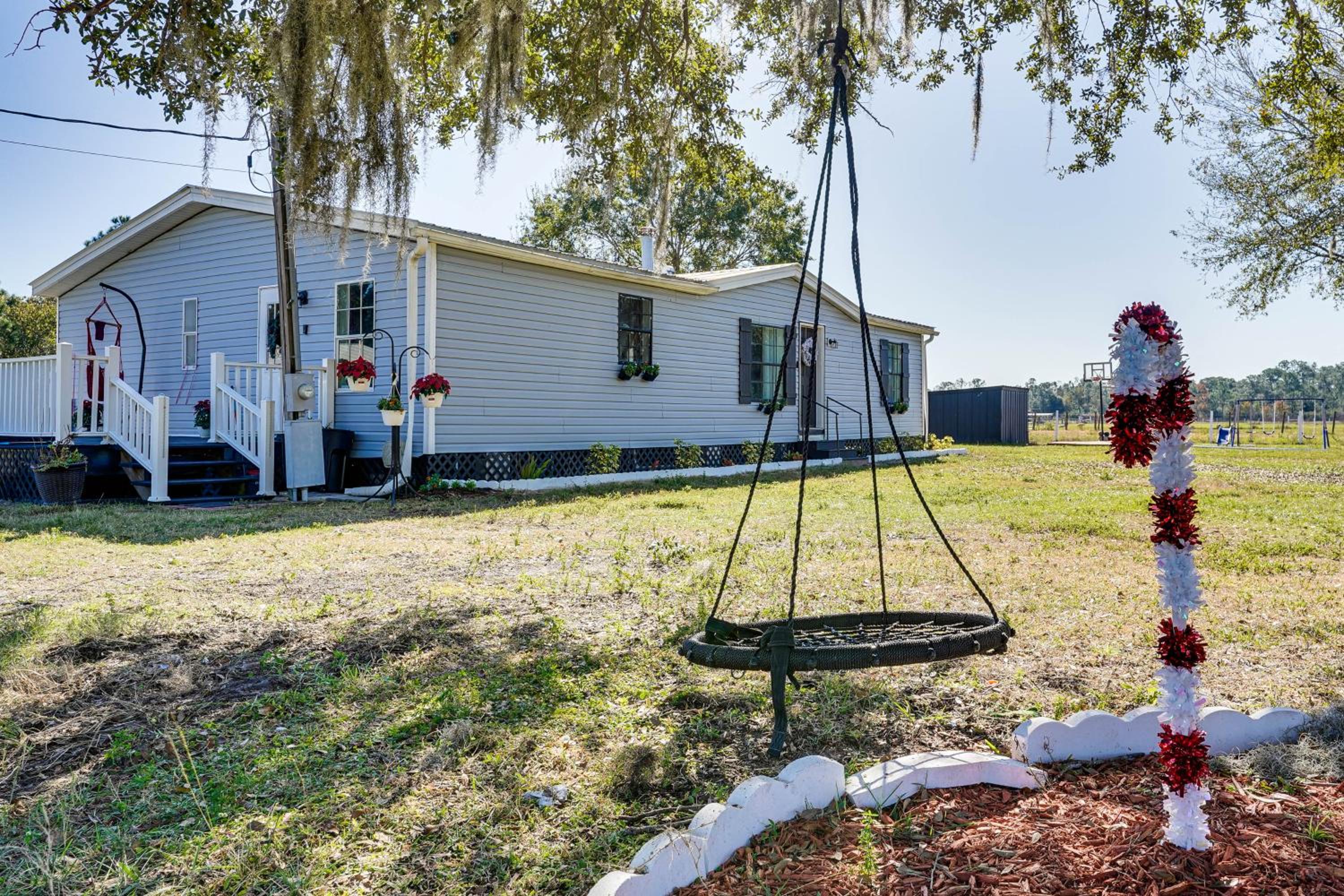 Horse Stalls, Pool and Deck Polk City Getaway!