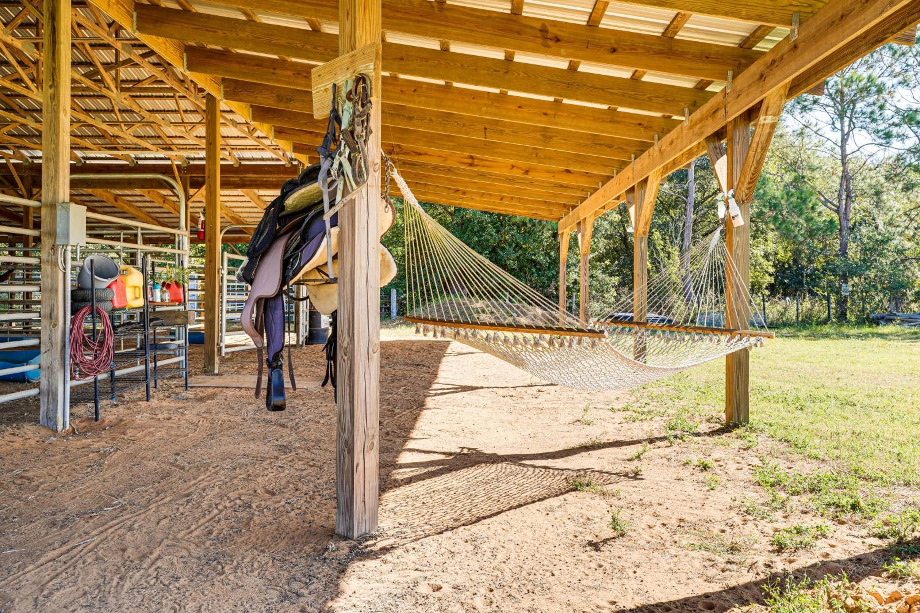 Horse Stalls, Pool and Deck Polk City Getaway!