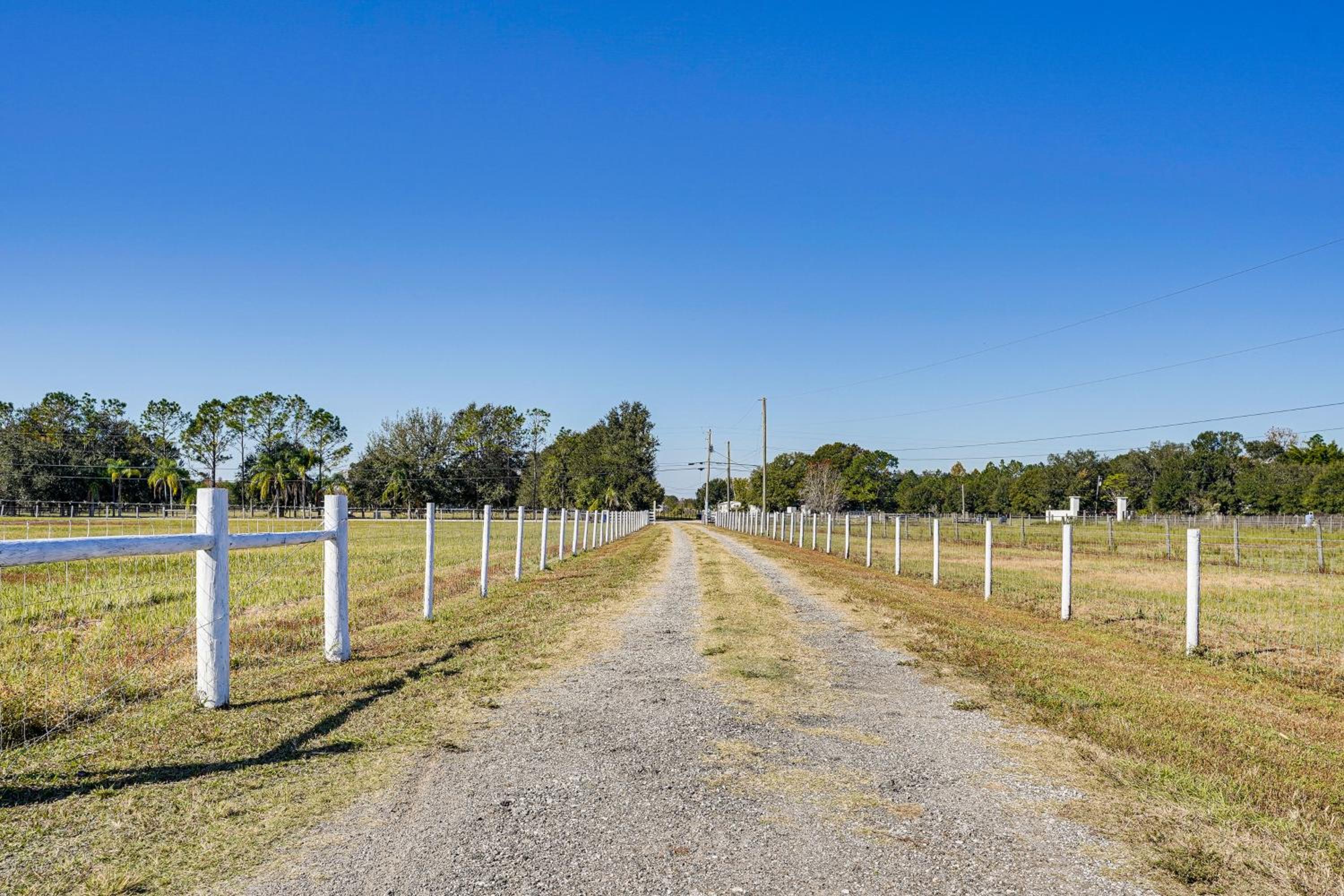 Horse Stalls, Pool and Deck Polk City Getaway!