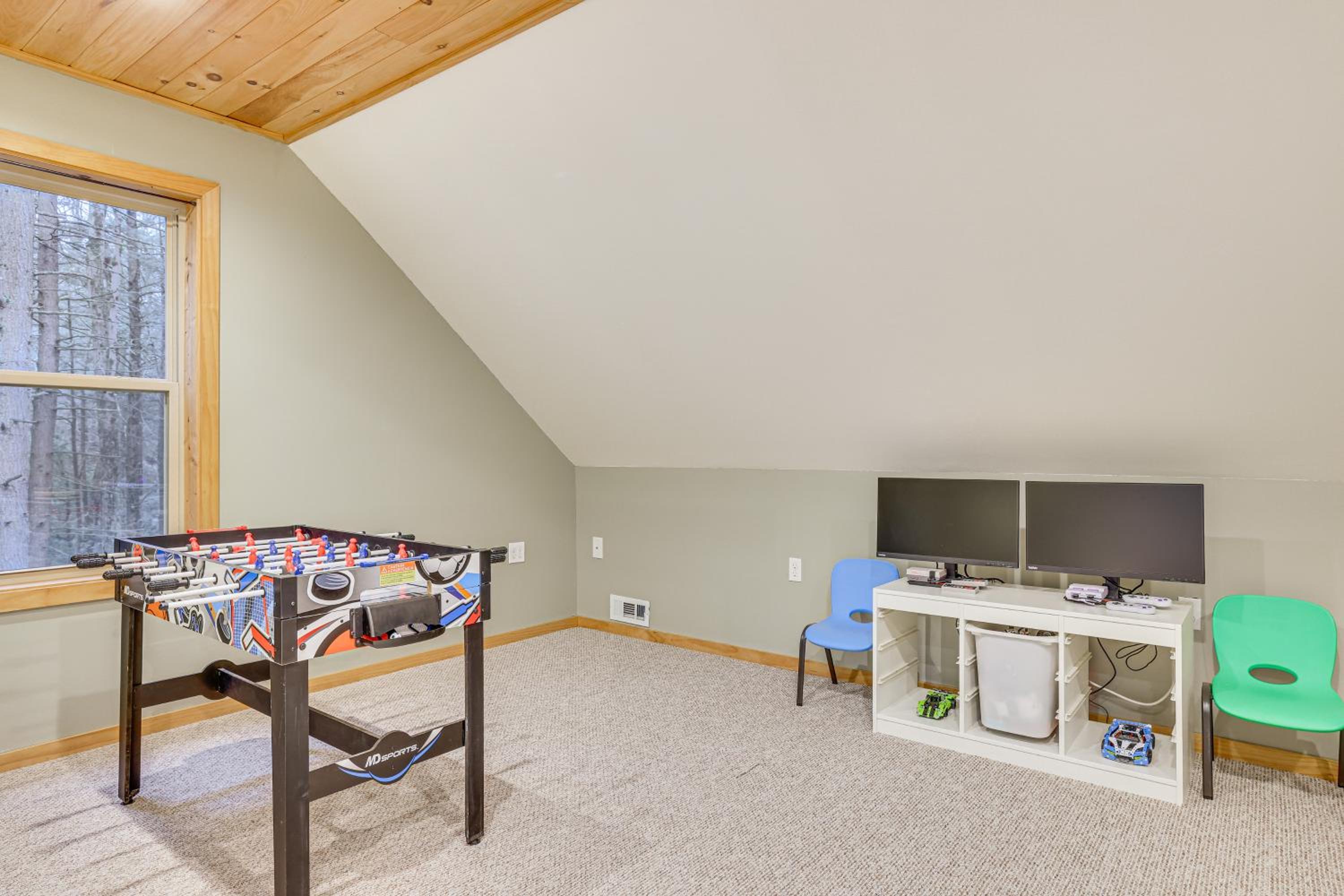Fire Pit, Games and Outdoor Fun! Poconos Retreat