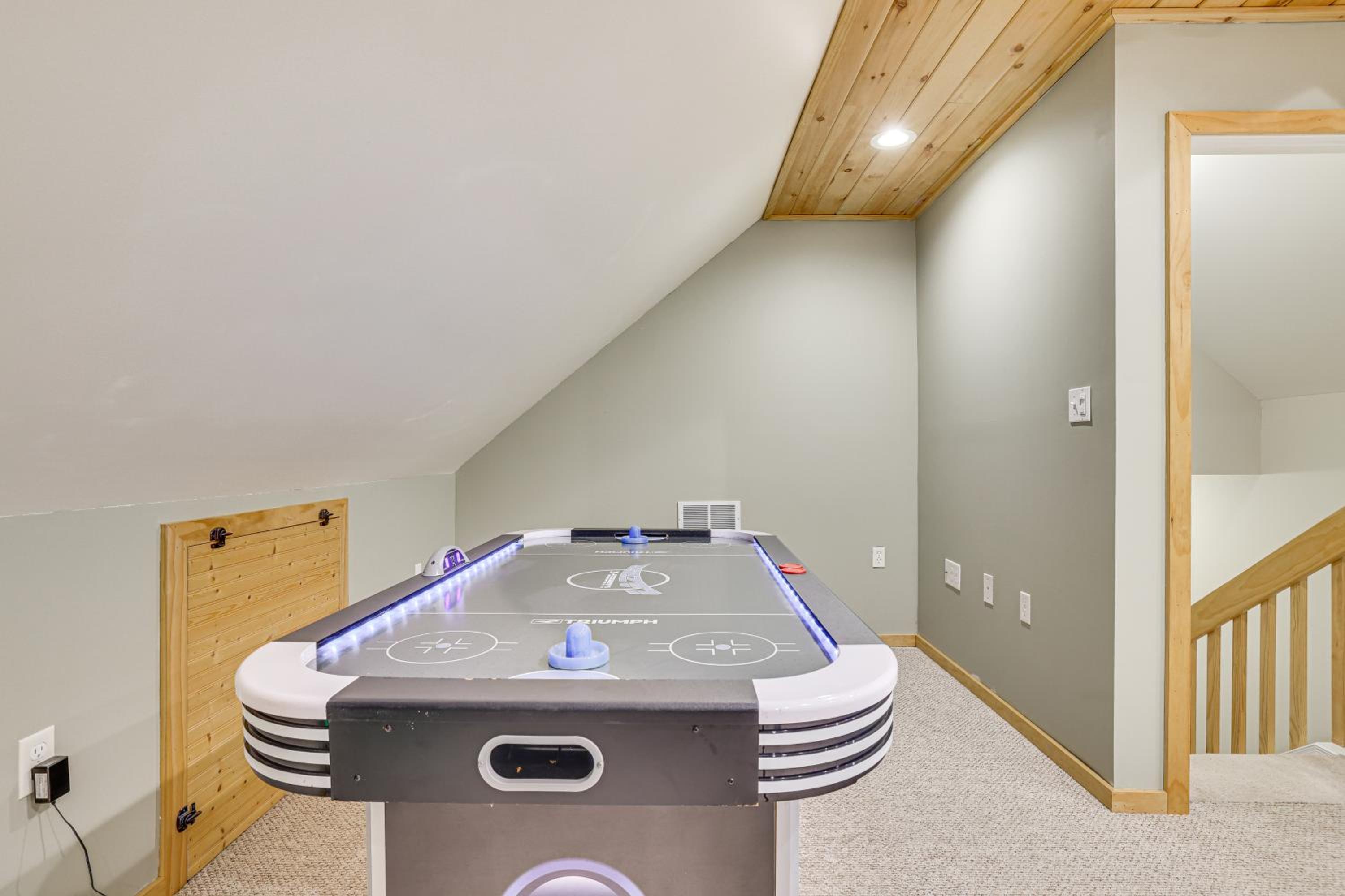 Fire Pit, Games and Outdoor Fun! Poconos Retreat