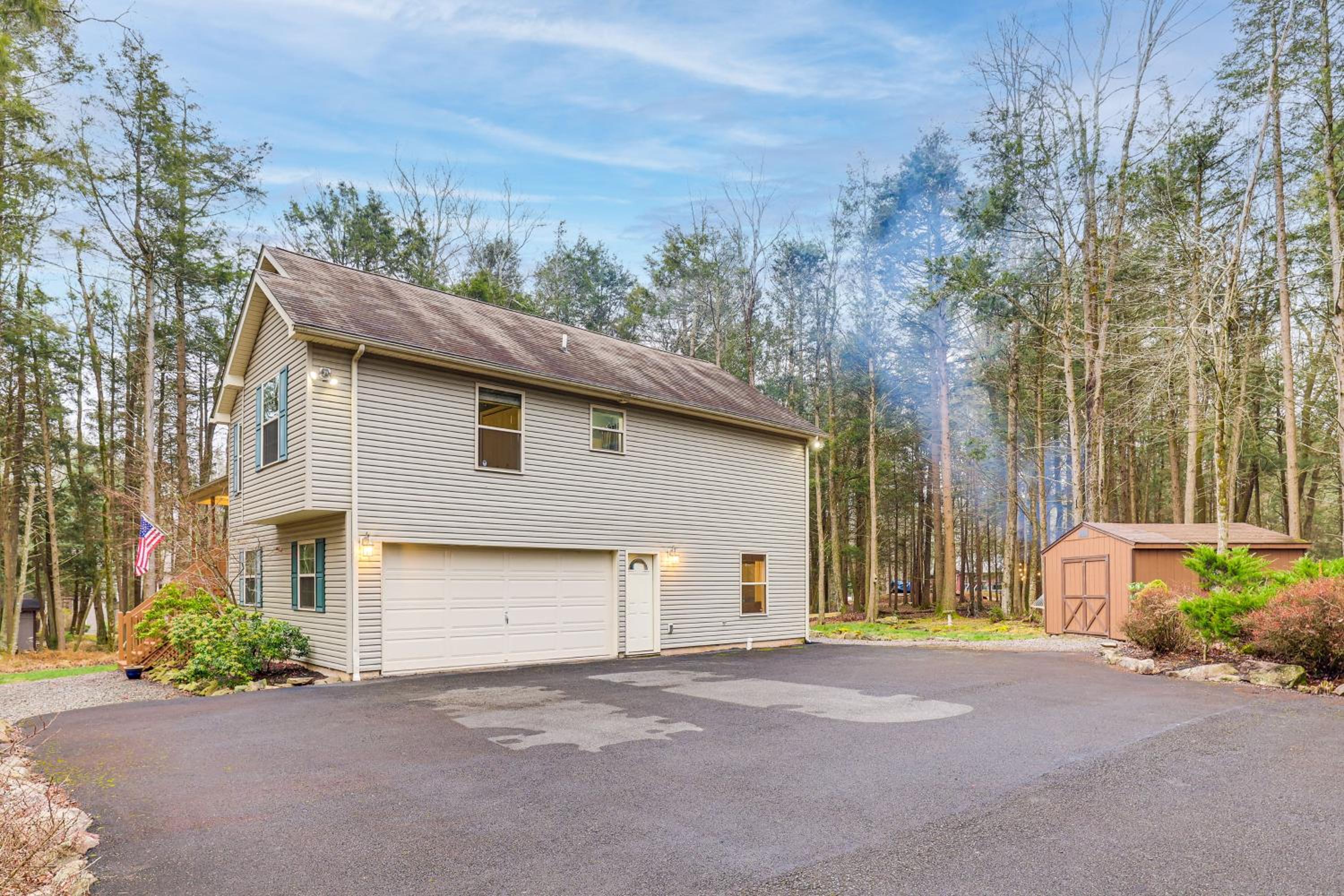 Fire Pit, Games and Outdoor Fun! Poconos Retreat