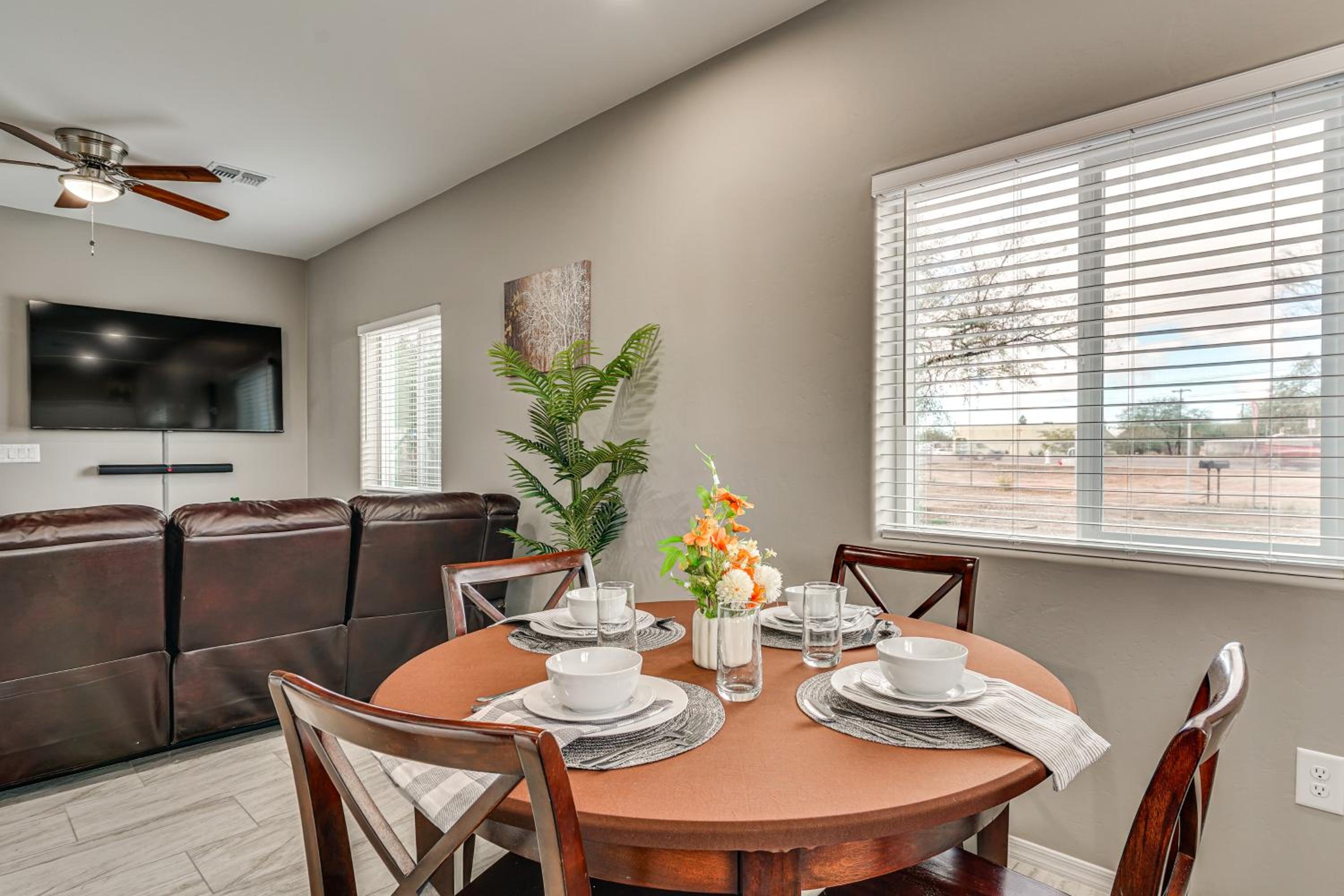 14 Mi to Saguaro NP Adventure-Ready Townhome
