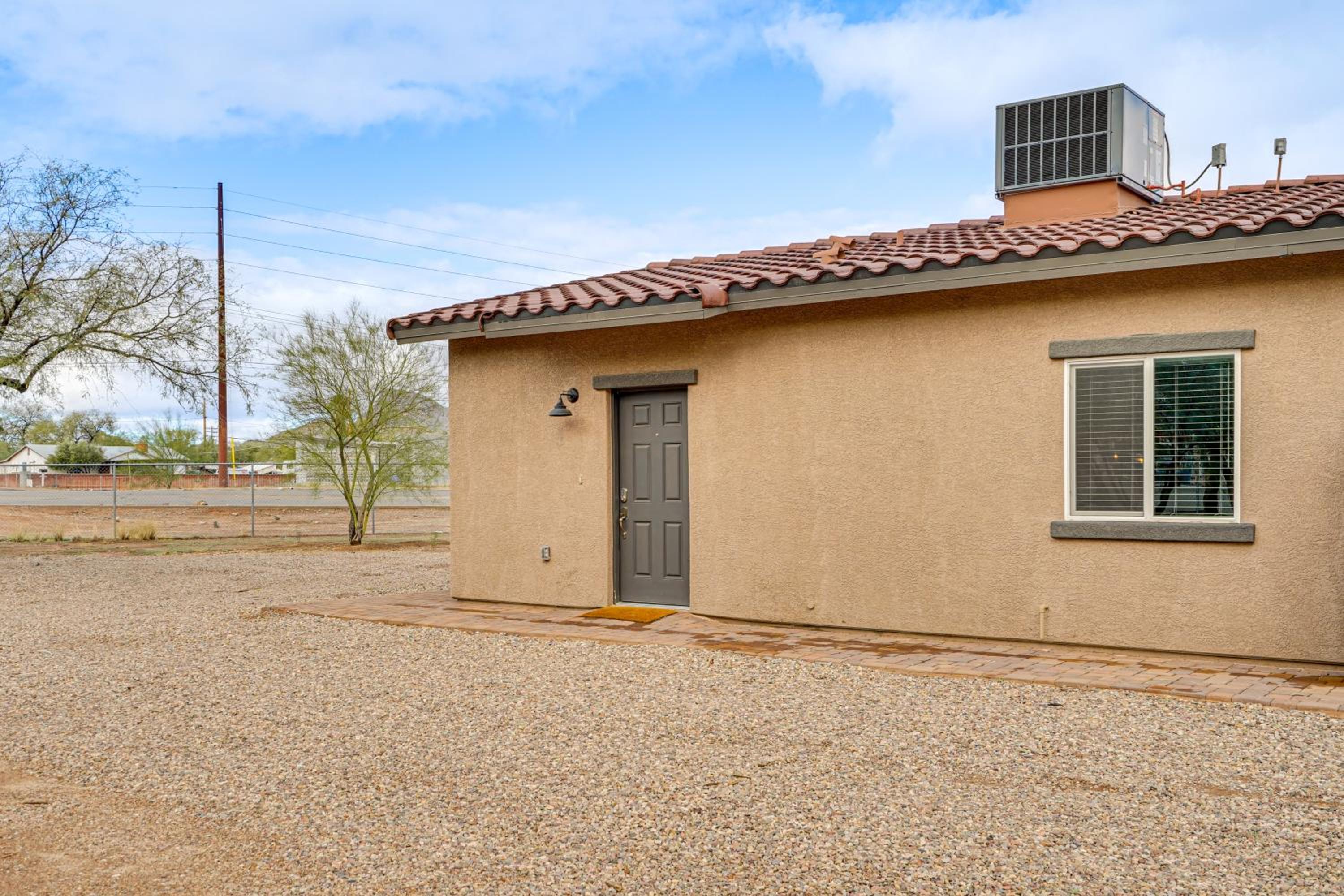 14 Mi to Saguaro NP Adventure-Ready Townhome