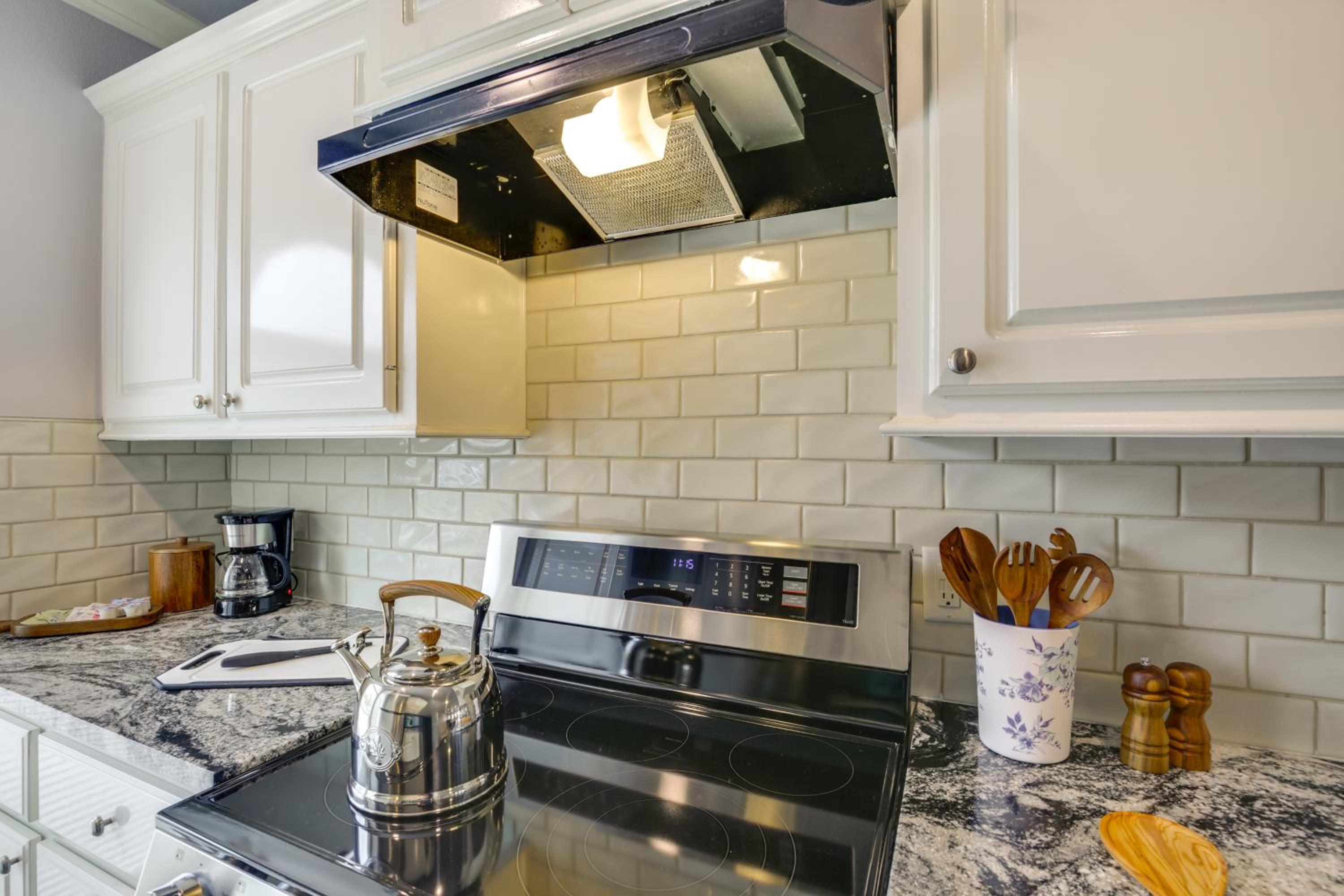 2 Mi to Depot District Dog-Friendly 1BR Getaway!