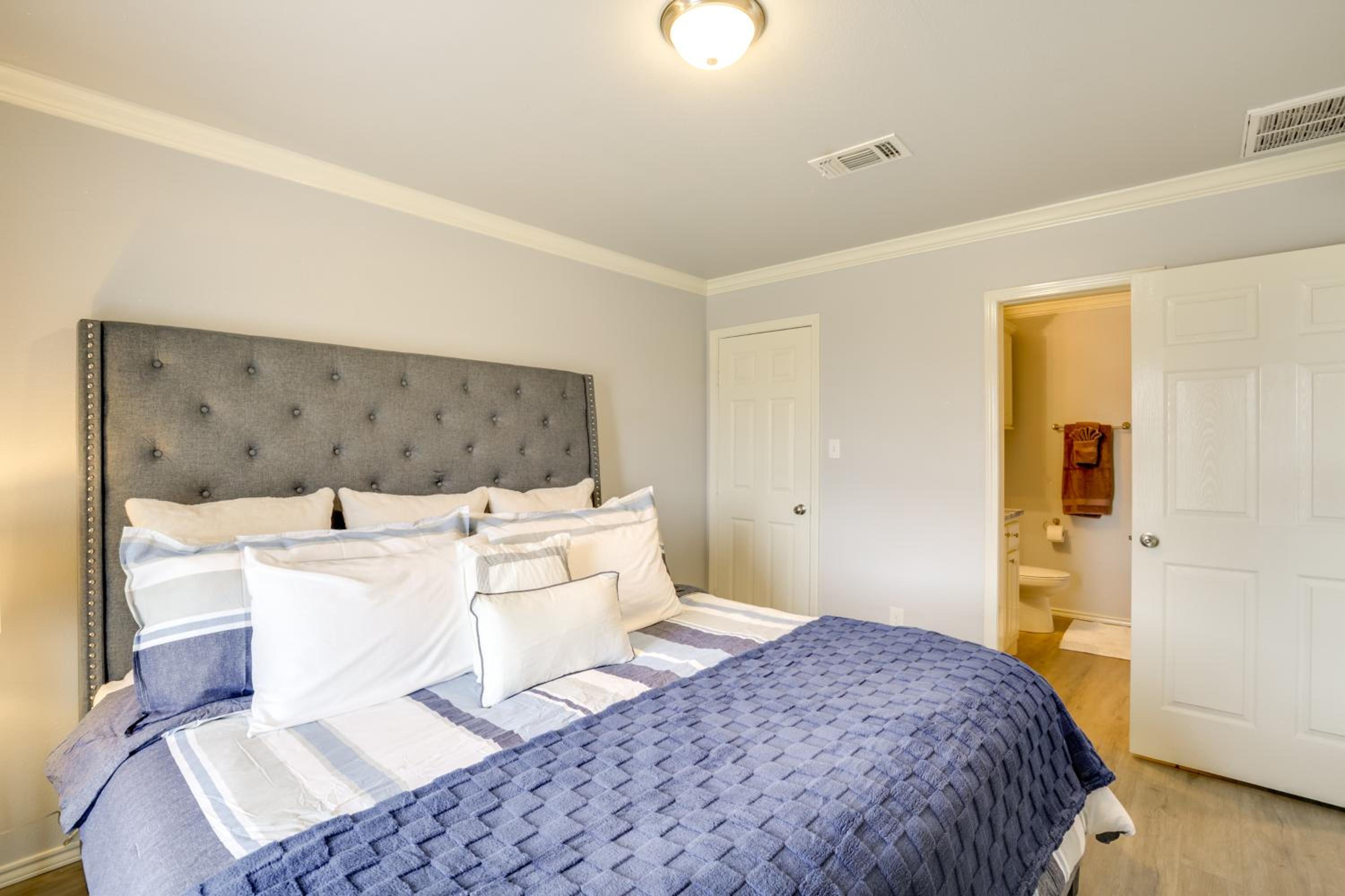 2 Mi to Depot District Dog-Friendly 1BR Getaway!