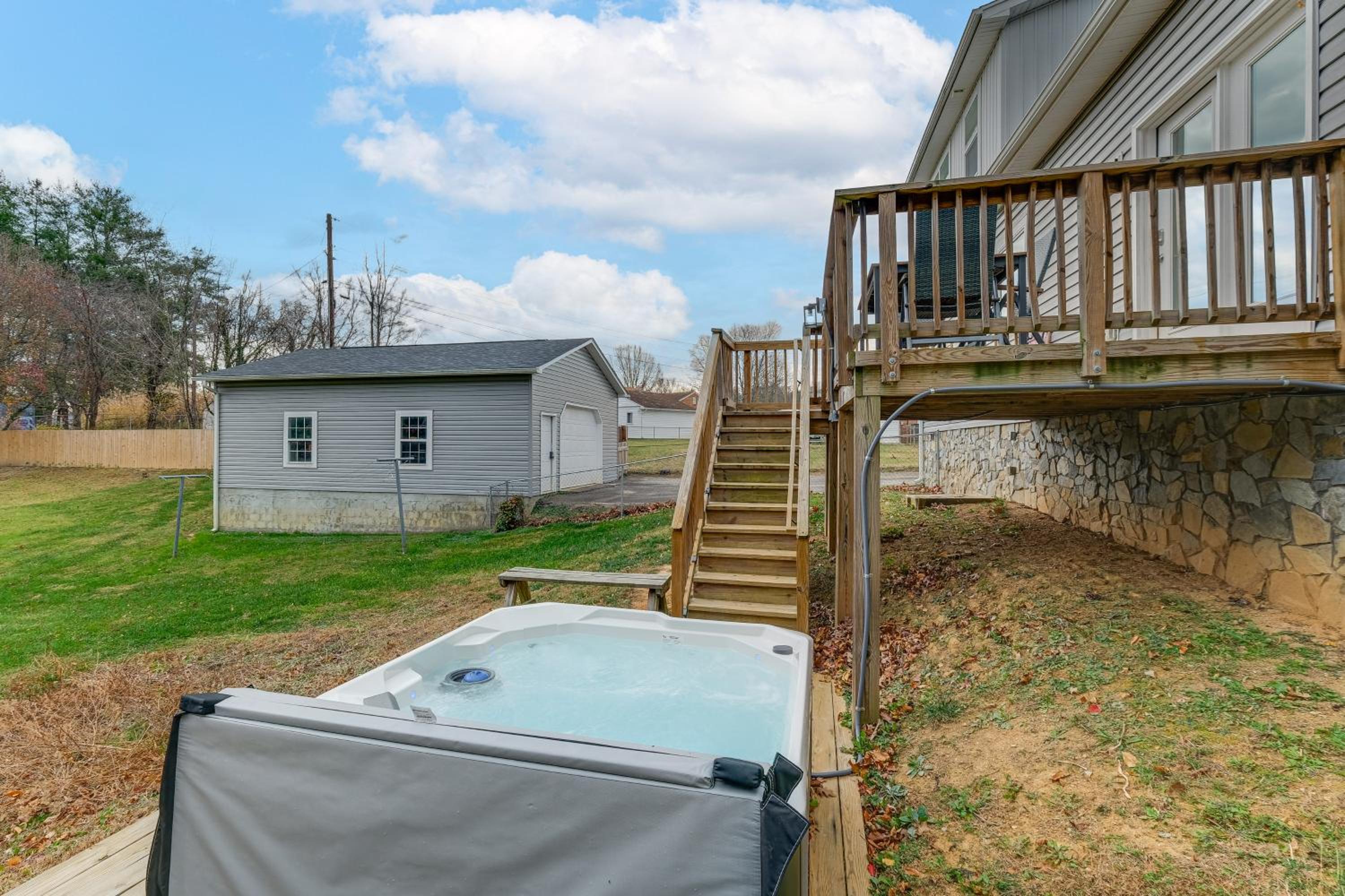Hot Tub and Yard Temptation Stays Home in Roanoke