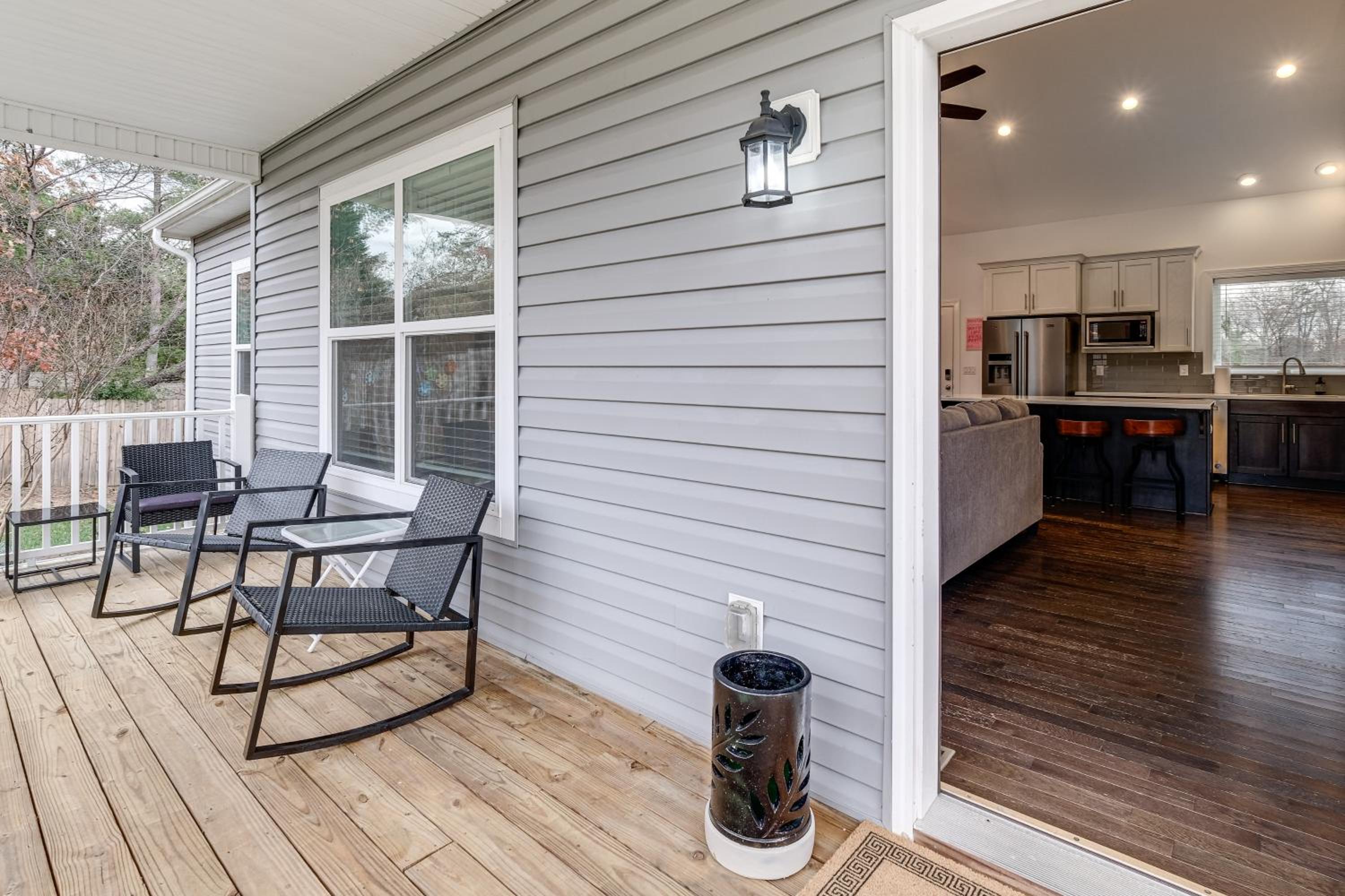Hot Tub and Yard Temptation Stays Home in Roanoke
