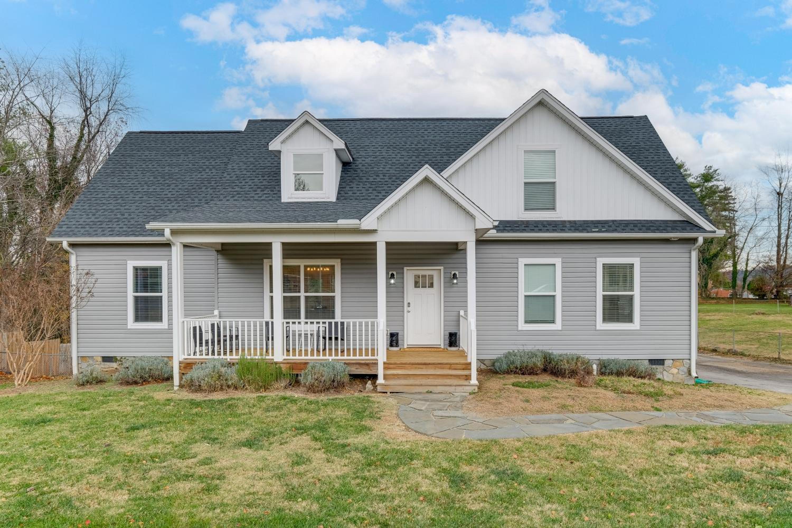 Hot Tub and Yard Temptation Stays Home in Roanoke