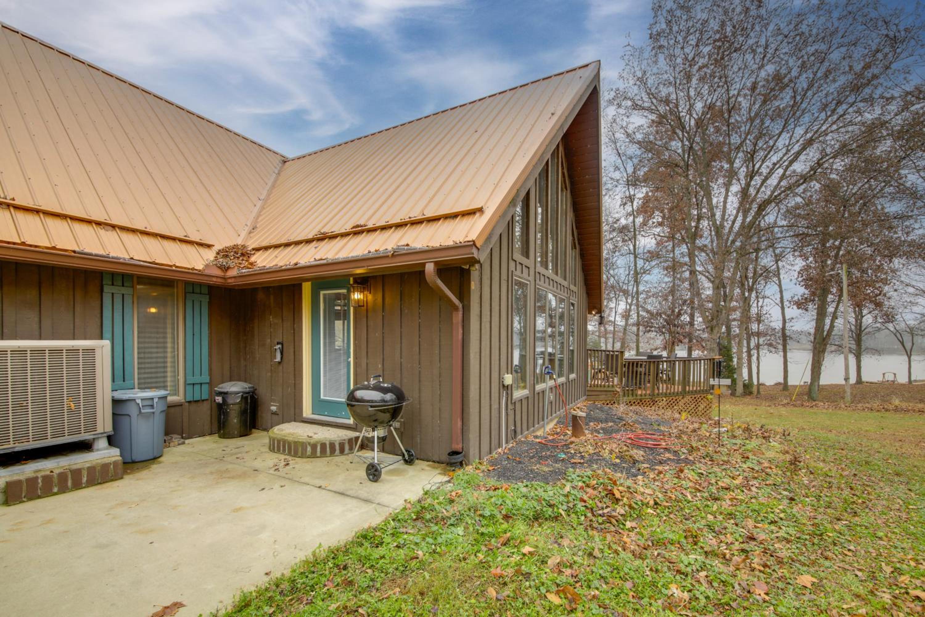 Waterfront Gem with Private Dock on Sullivan Lake!