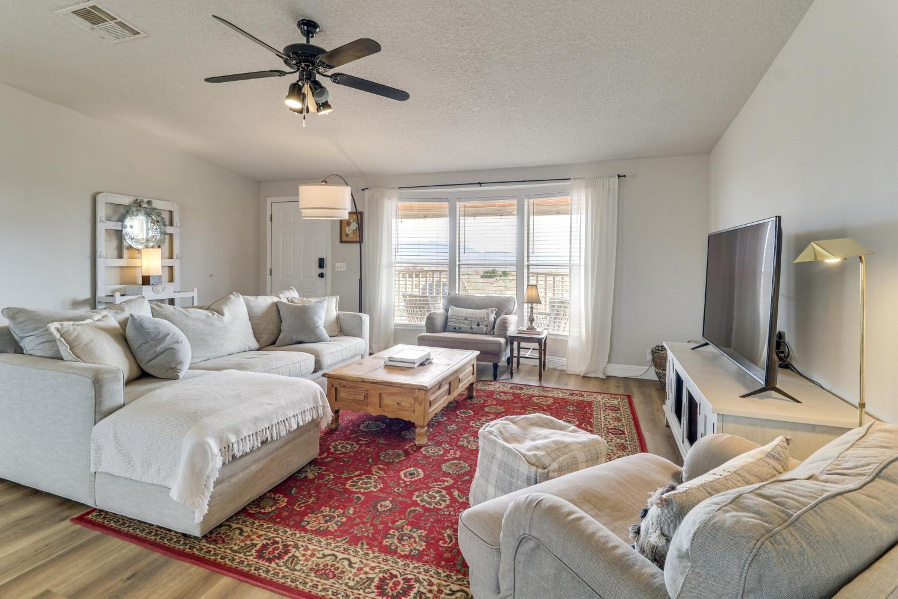 Scenic Sandia Mtn Views! Cozy Rio Rancho Retreat