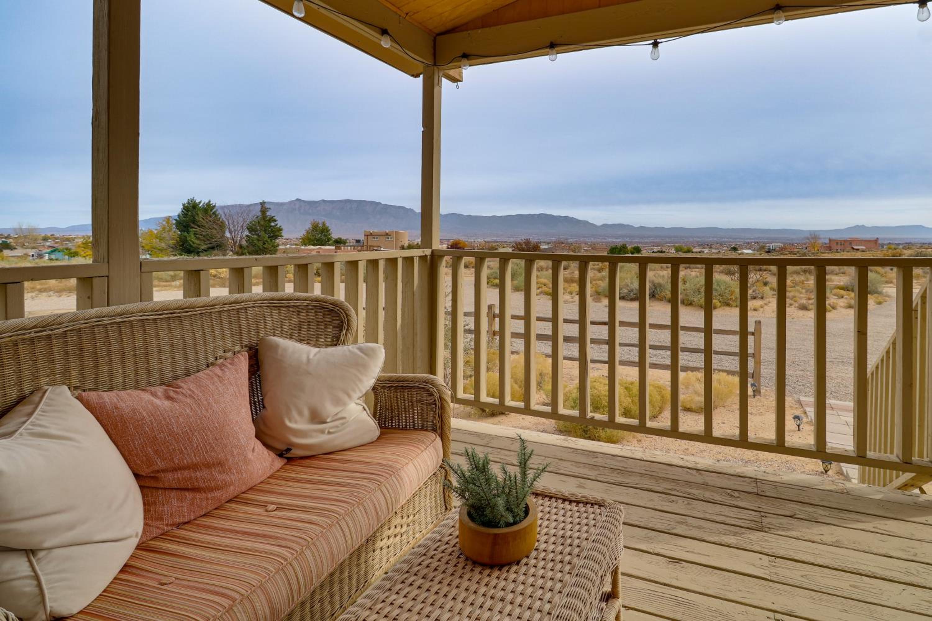 Scenic Sandia Mtn Views! Cozy Rio Rancho Retreat