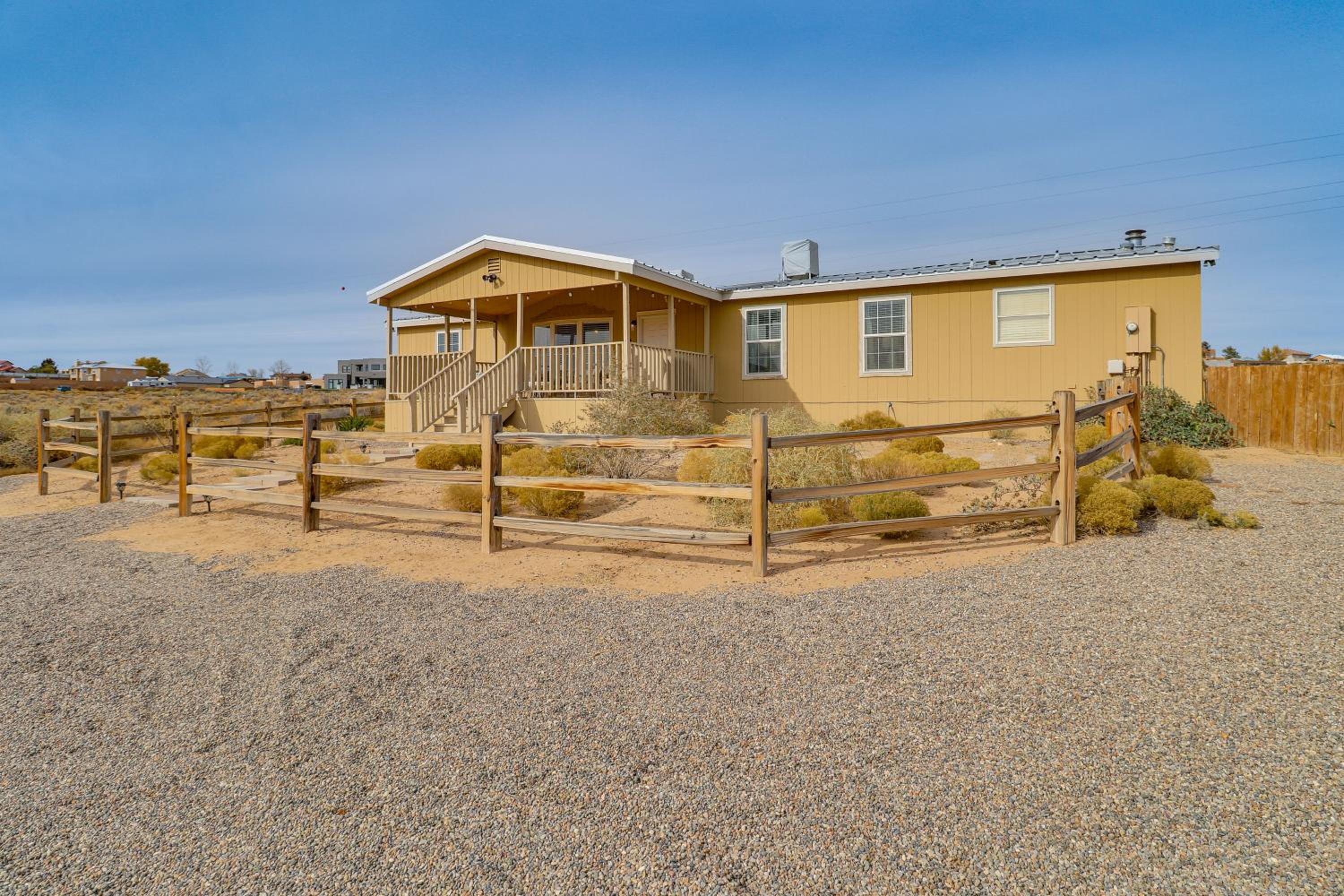 Scenic Sandia Mtn Views! Cozy Rio Rancho Retreat