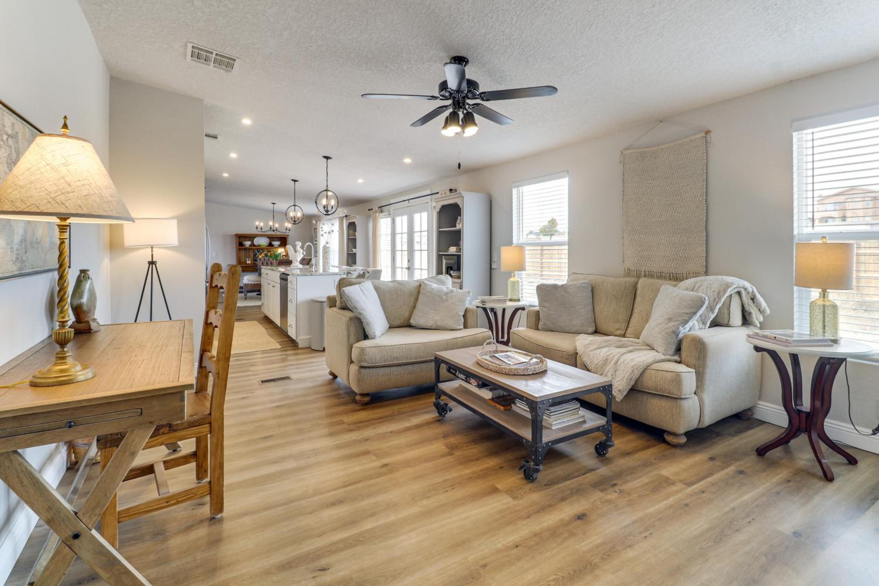 Scenic Sandia Mtn Views! Cozy Rio Rancho Retreat