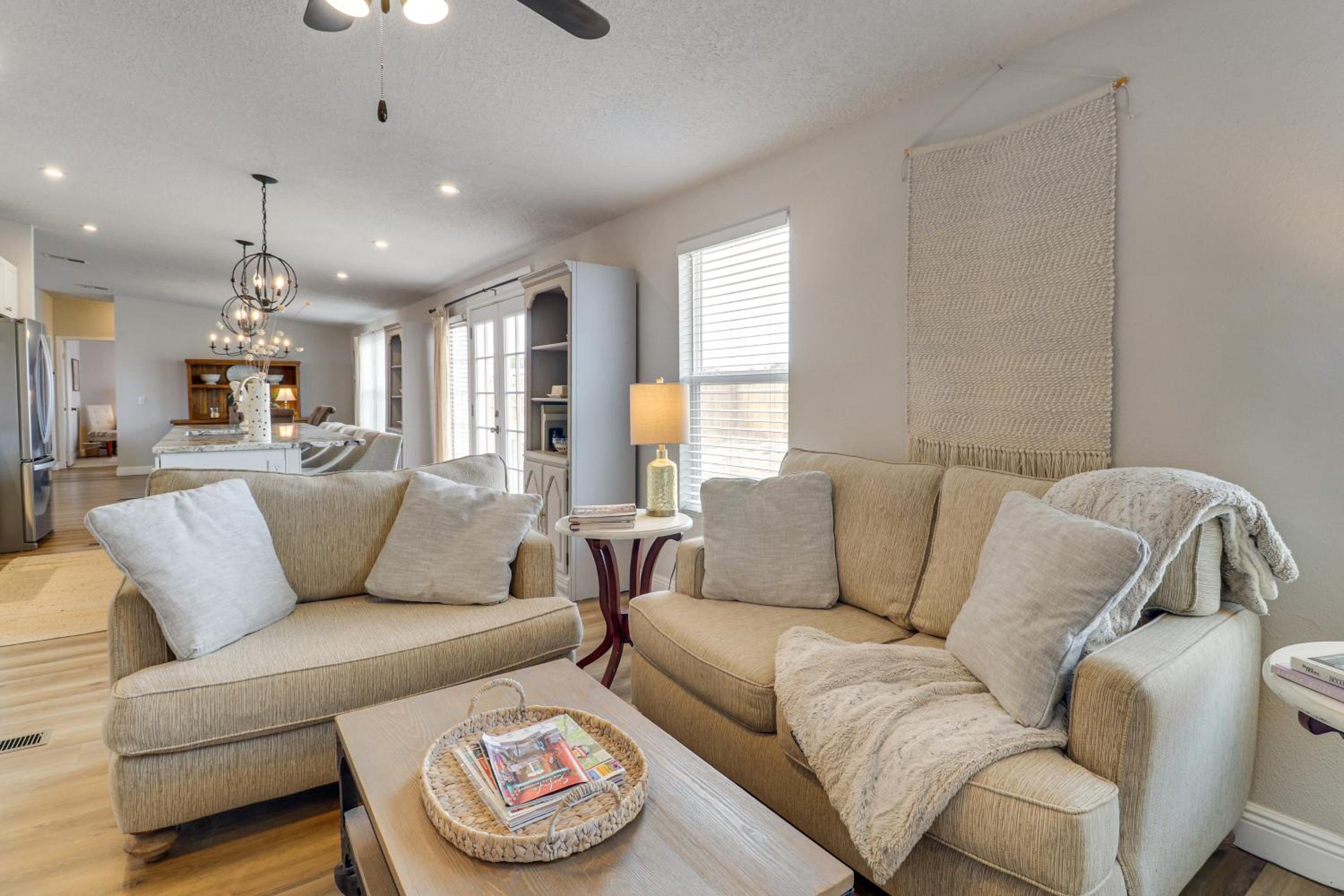 Scenic Sandia Mtn Views! Cozy Rio Rancho Retreat