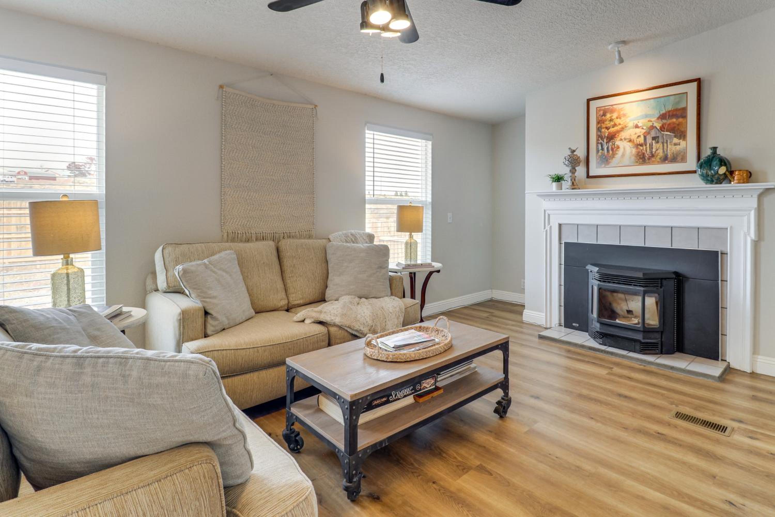Scenic Sandia Mtn Views! Cozy Rio Rancho Retreat