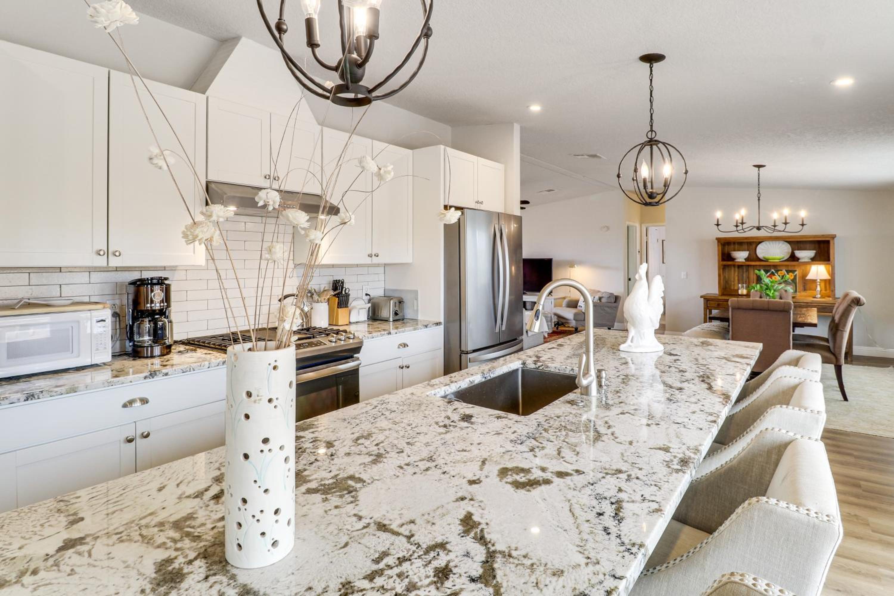 Scenic Sandia Mtn Views! Cozy Rio Rancho Retreat