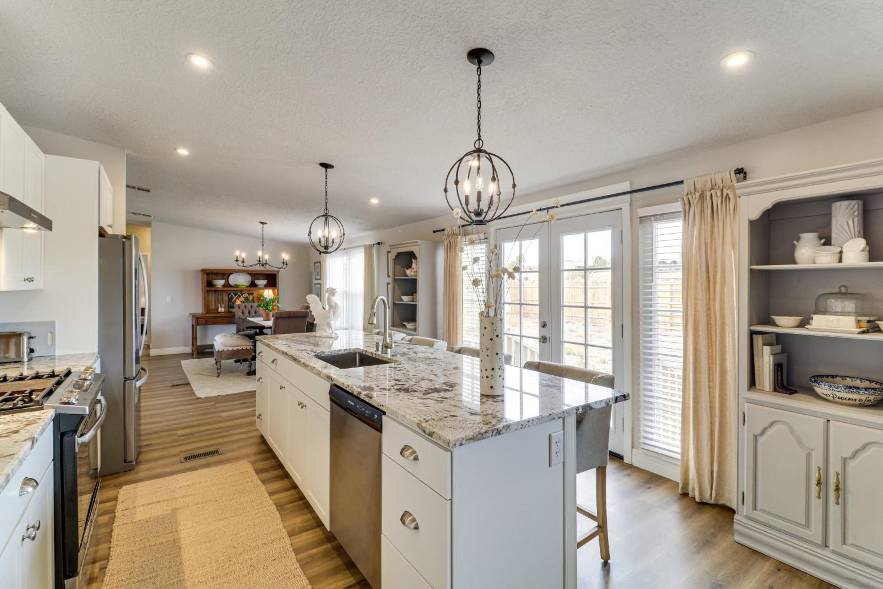 Scenic Sandia Mtn Views! Cozy Rio Rancho Retreat