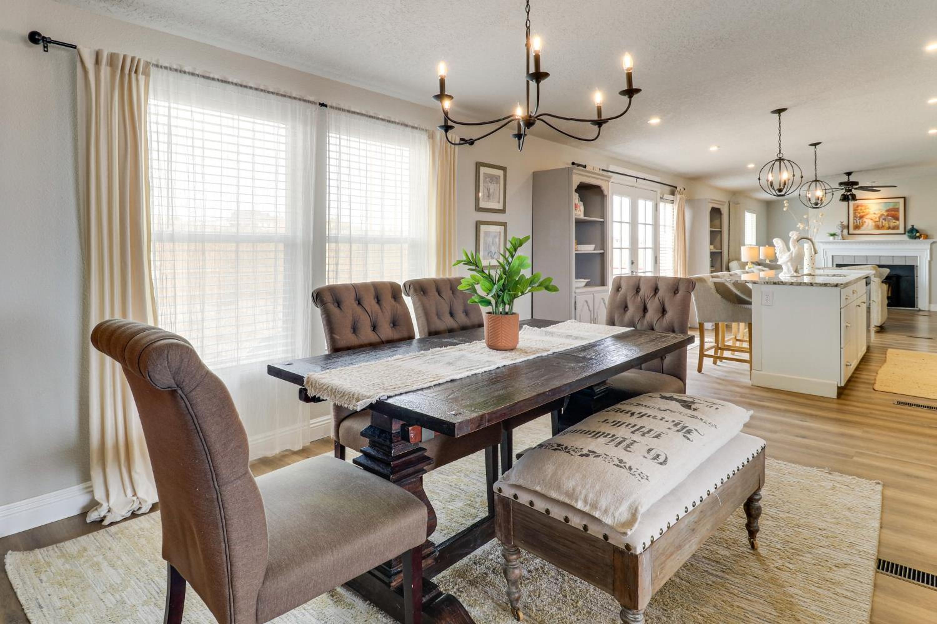 Scenic Sandia Mtn Views! Cozy Rio Rancho Retreat
