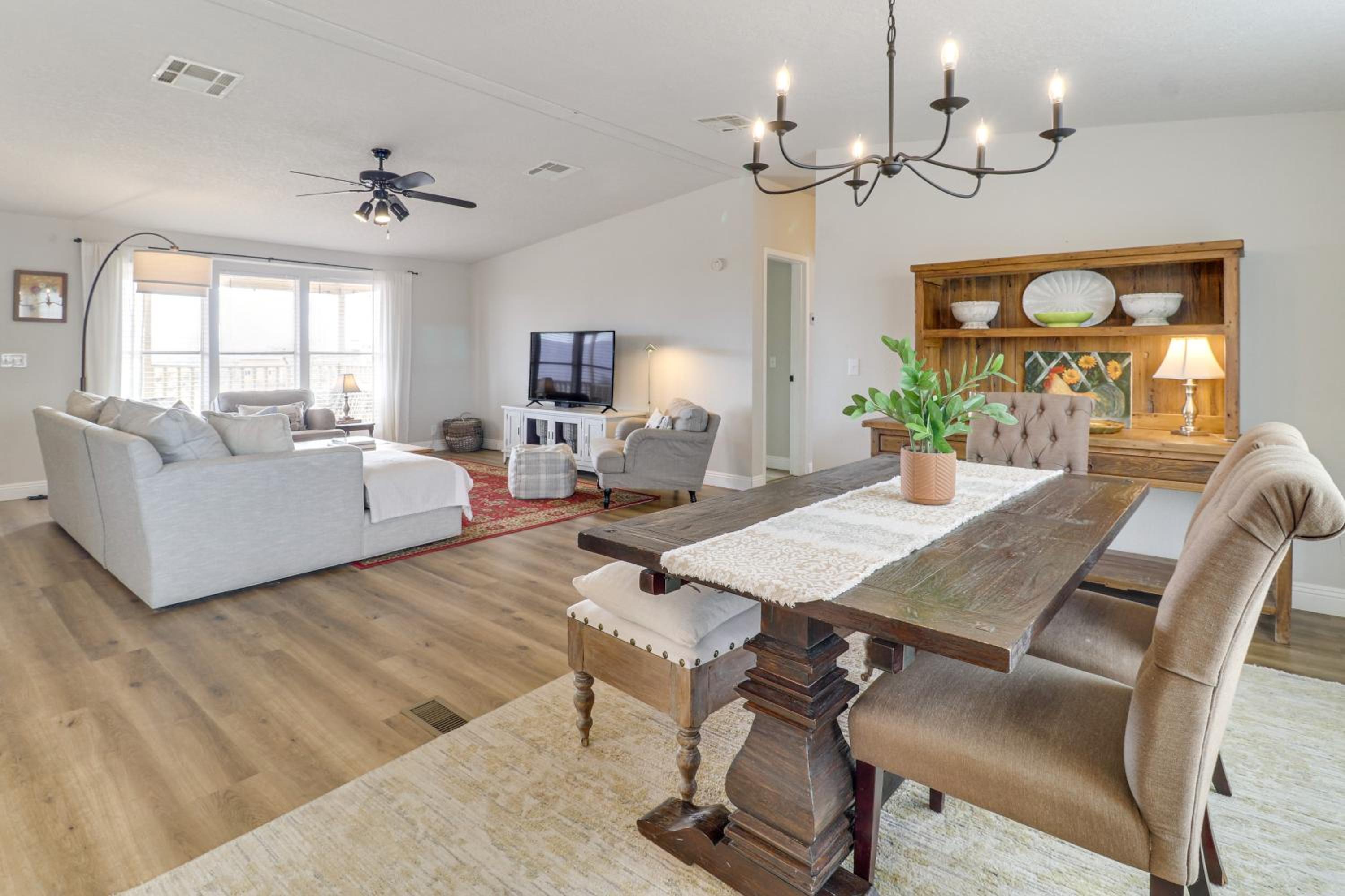 Scenic Sandia Mtn Views! Cozy Rio Rancho Retreat