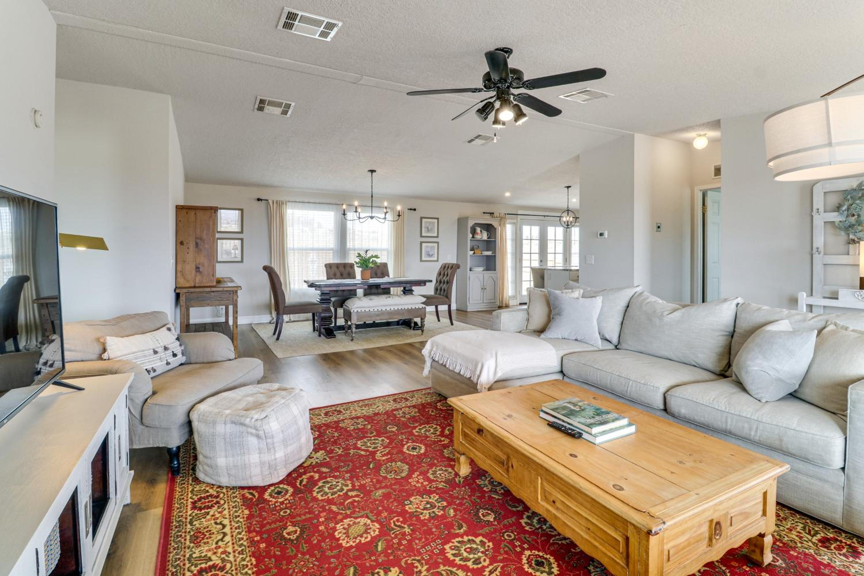 Scenic Sandia Mtn Views! Cozy Rio Rancho Retreat