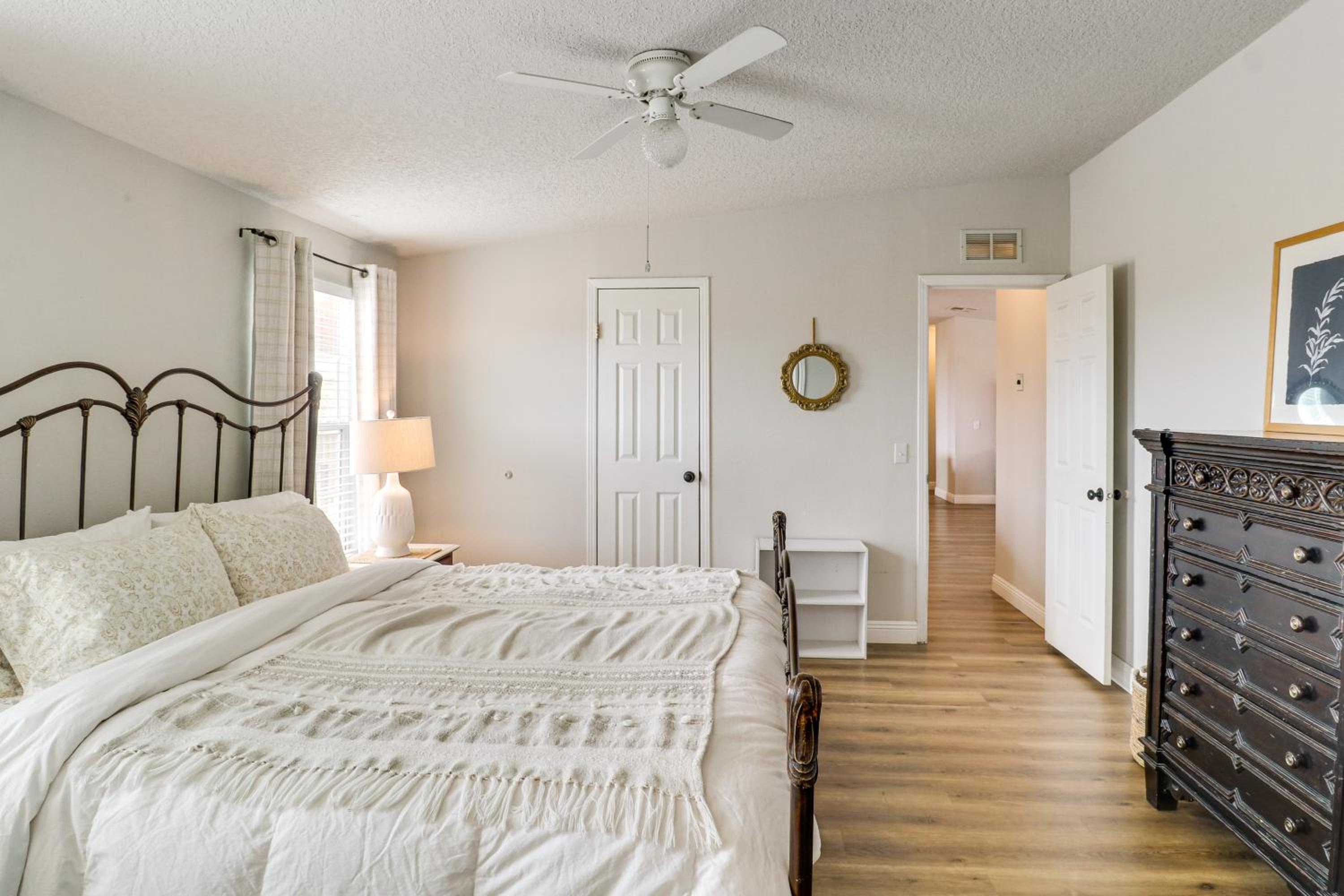 Scenic Sandia Mtn Views! Cozy Rio Rancho Retreat