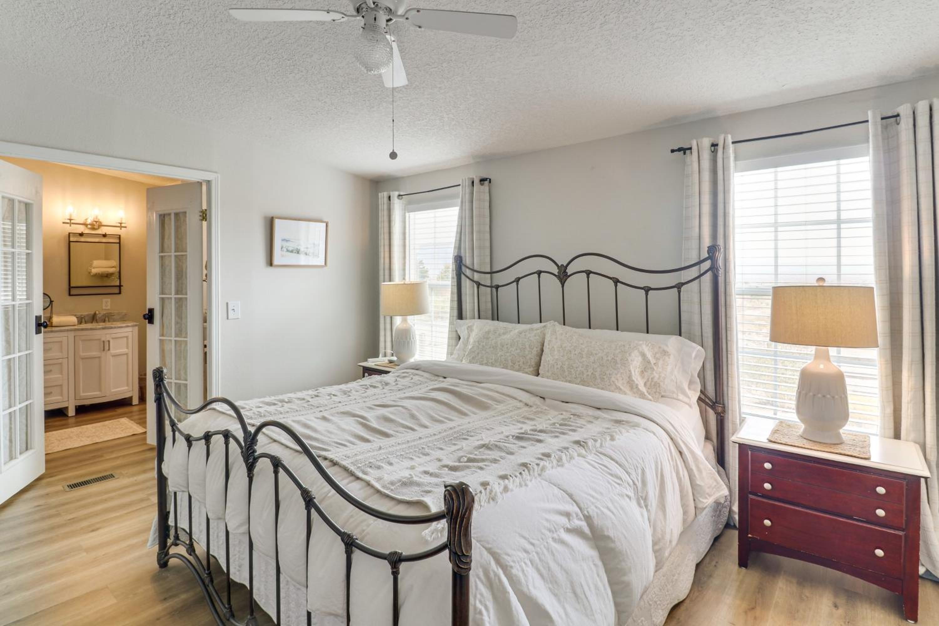 Scenic Sandia Mtn Views! Cozy Rio Rancho Retreat