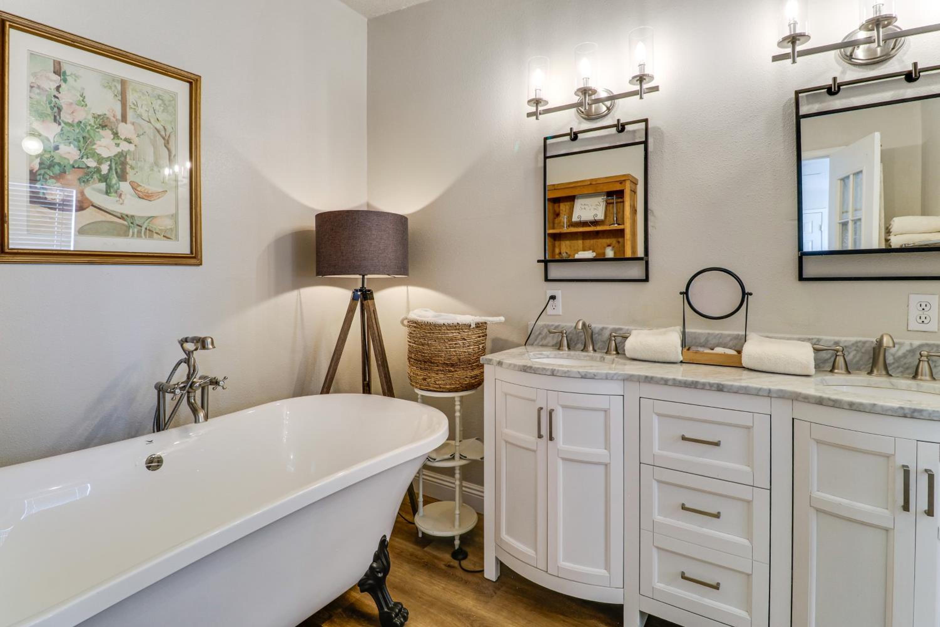 Scenic Sandia Mtn Views! Cozy Rio Rancho Retreat