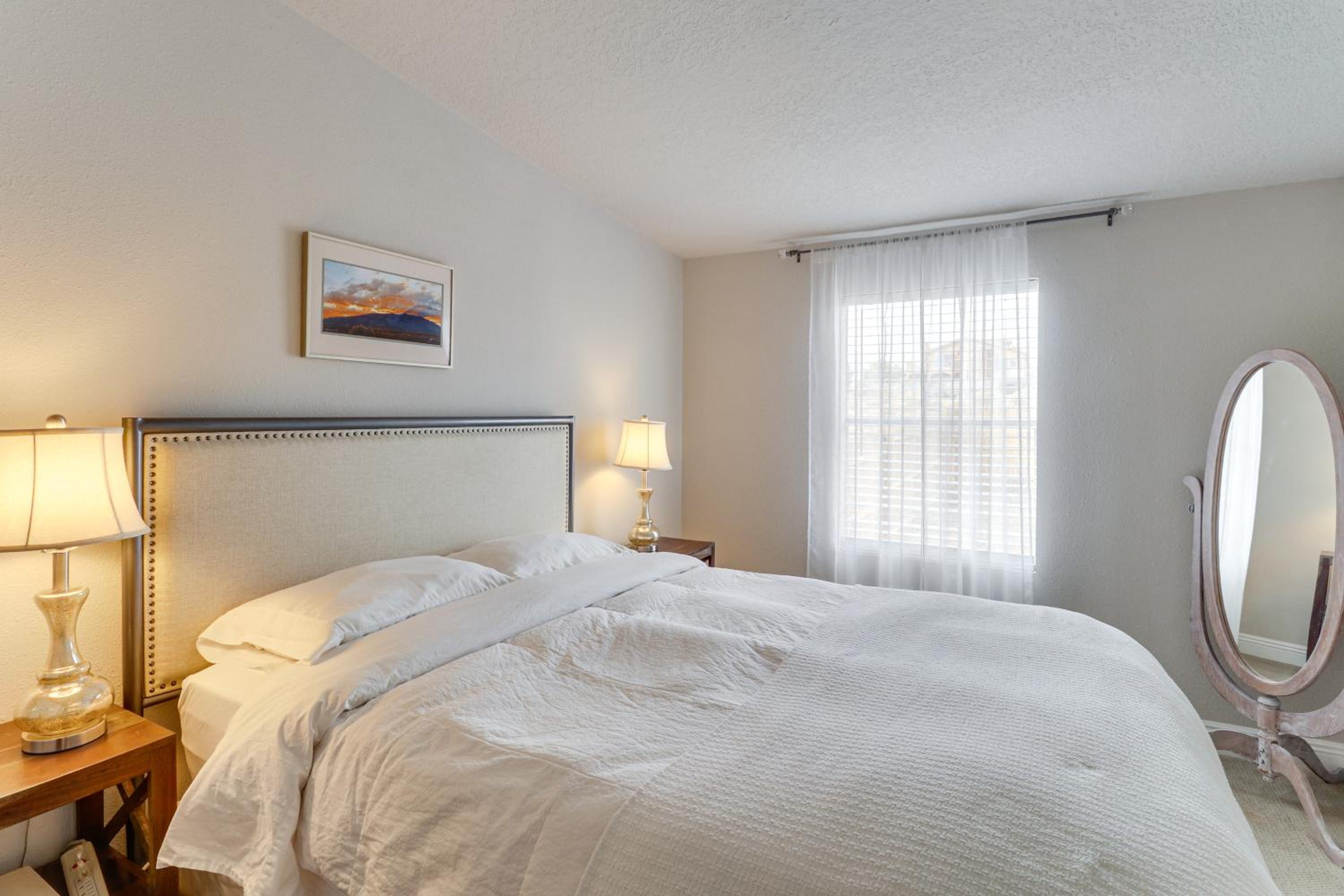 Scenic Sandia Mtn Views! Cozy Rio Rancho Retreat