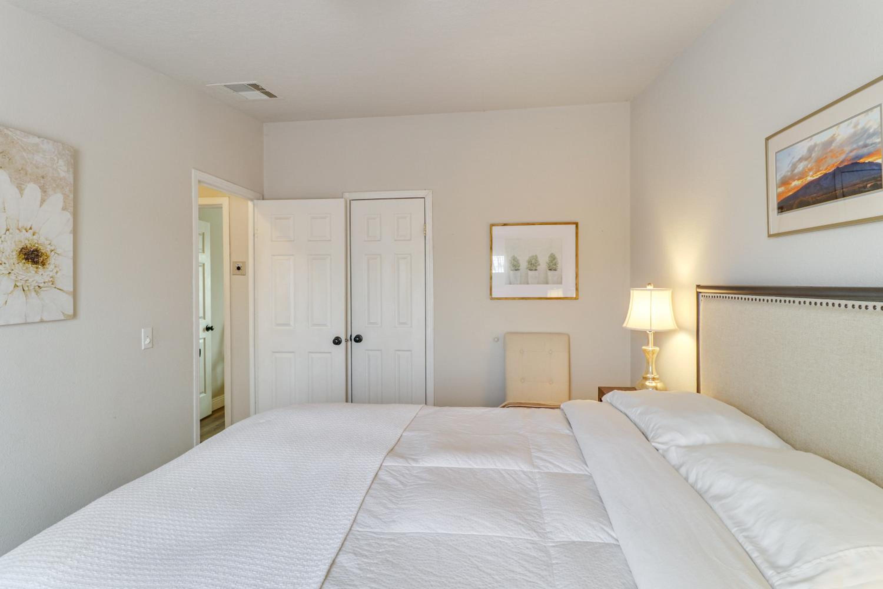 Scenic Sandia Mtn Views! Cozy Rio Rancho Retreat