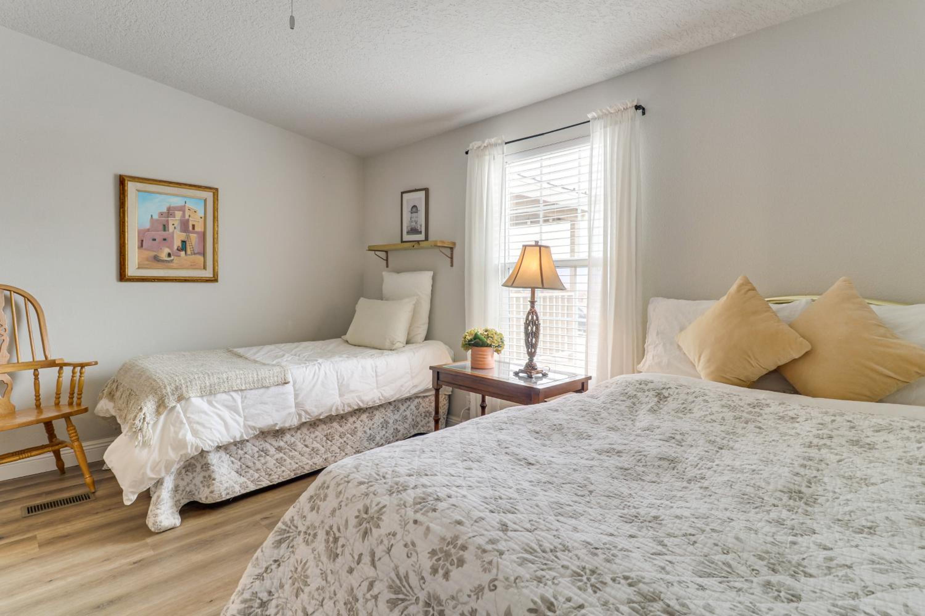 Scenic Sandia Mtn Views! Cozy Rio Rancho Retreat