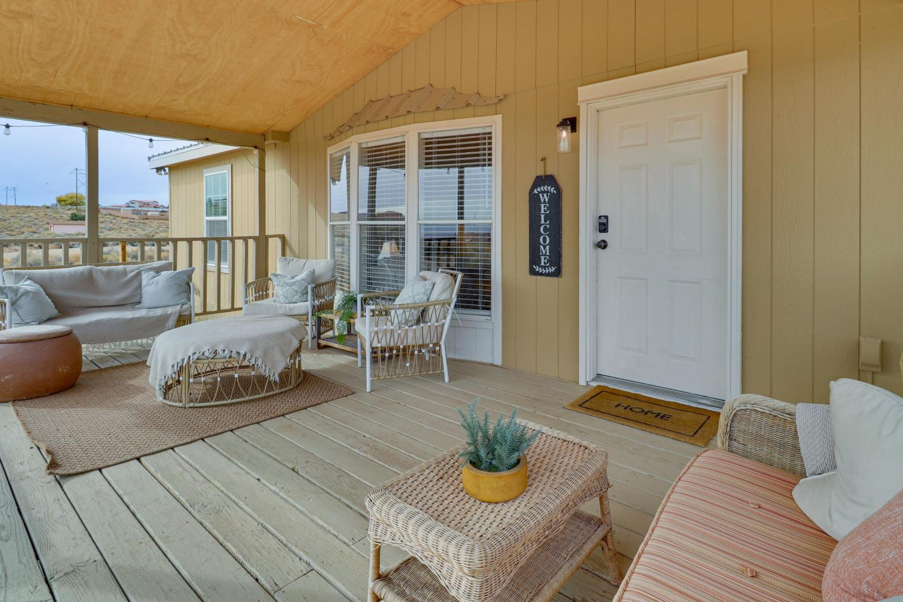 Scenic Sandia Mtn Views! Cozy Rio Rancho Retreat