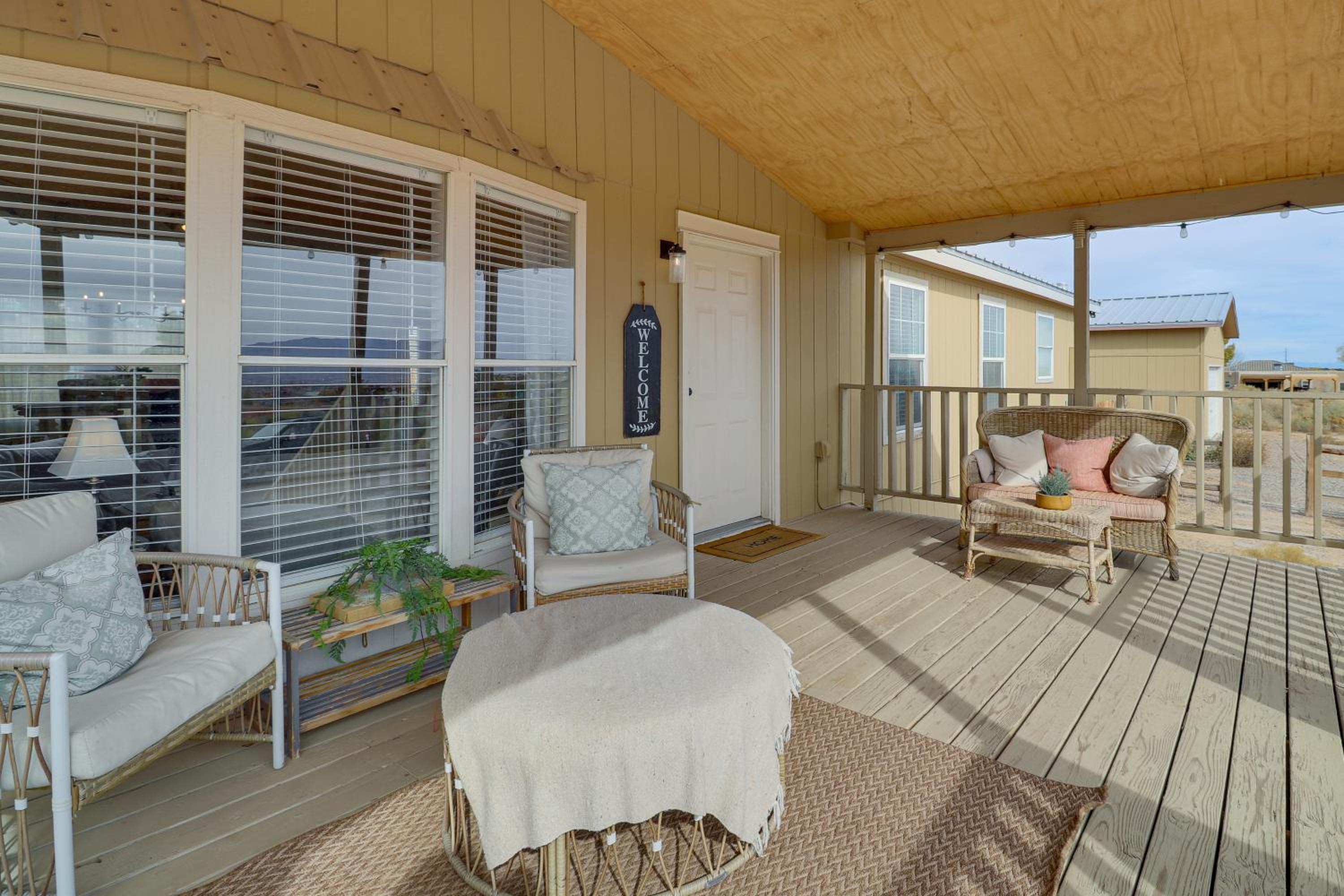 Scenic Sandia Mtn Views! Cozy Rio Rancho Retreat