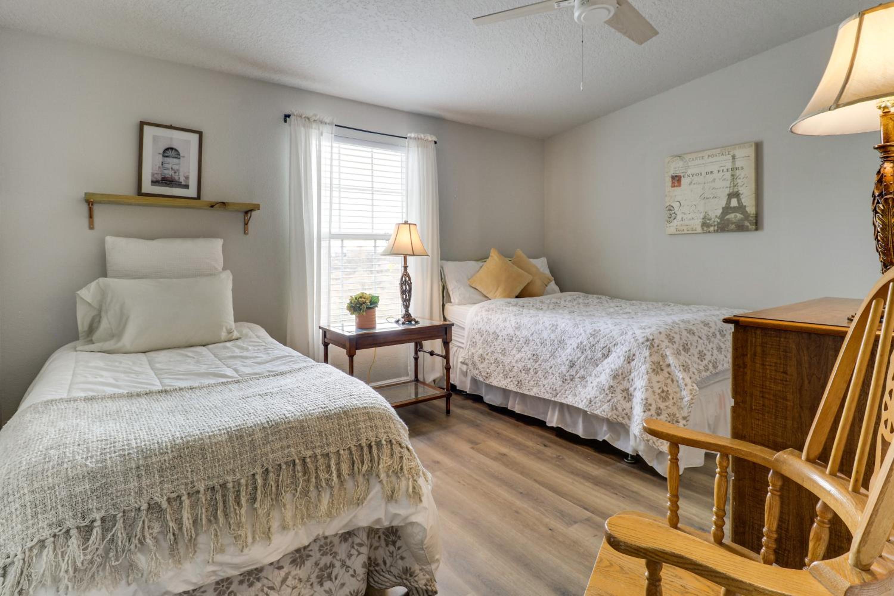 Scenic Sandia Mtn Views! Cozy Rio Rancho Retreat