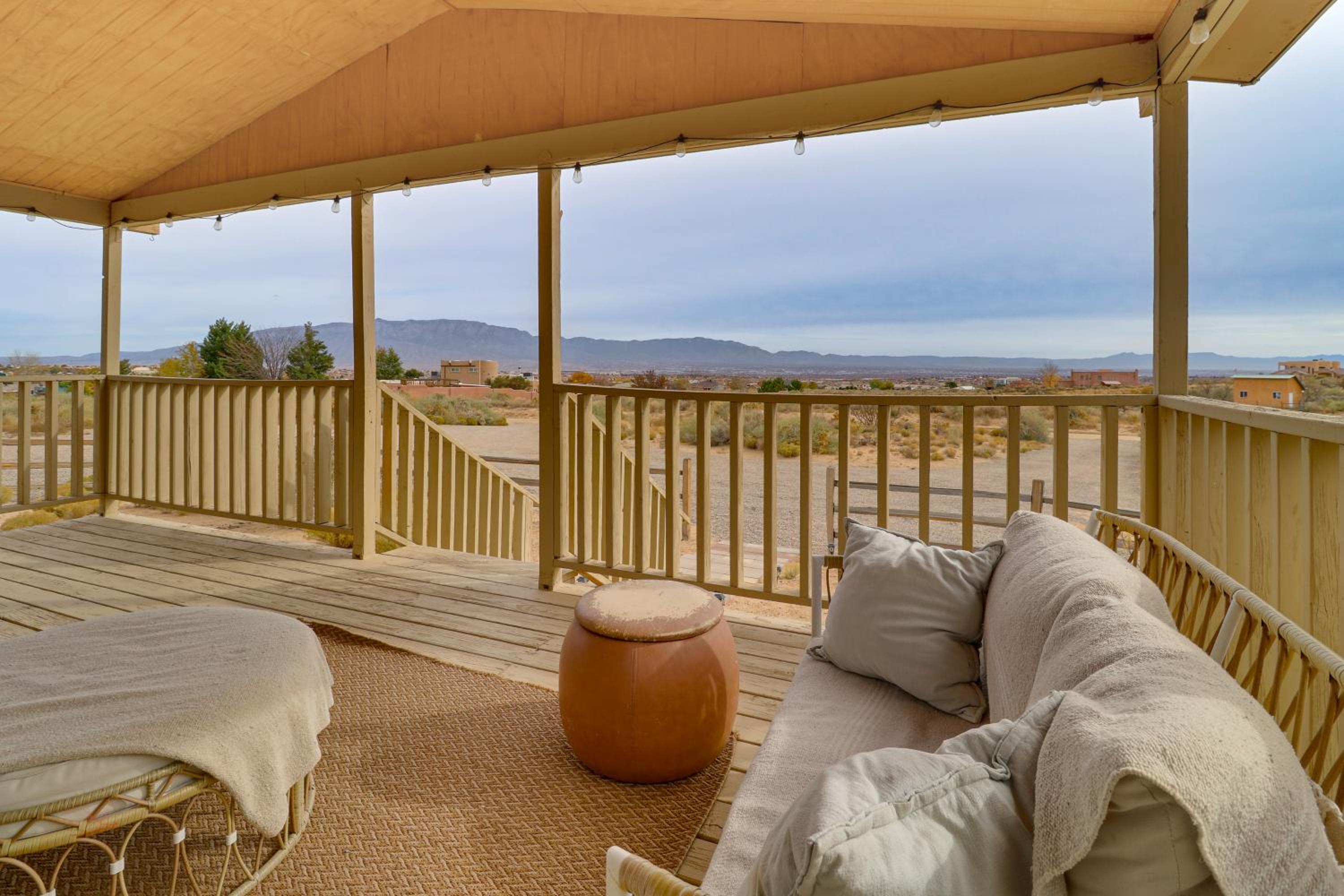 Scenic Sandia Mtn Views! Cozy Rio Rancho Retreat