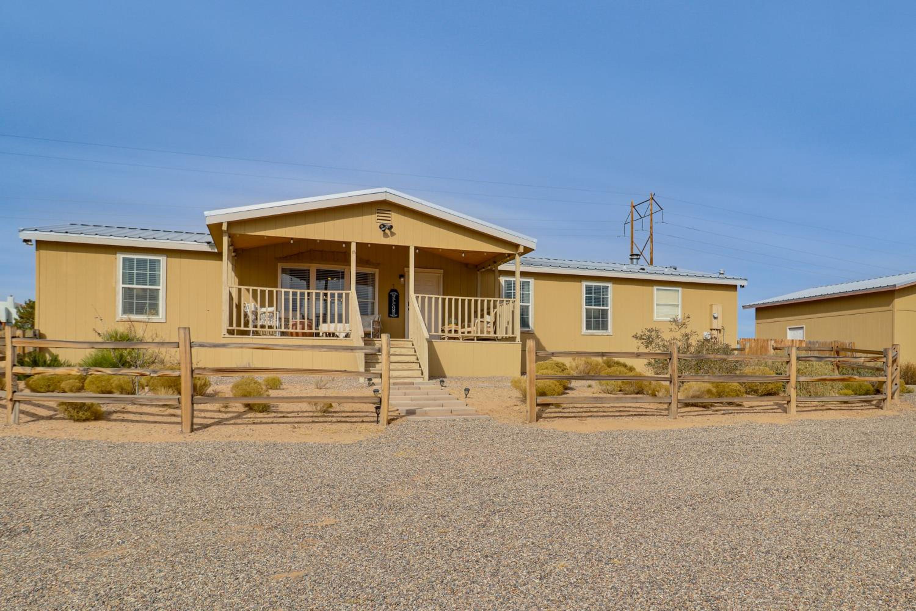 Scenic Sandia Mtn Views! Cozy Rio Rancho Retreat