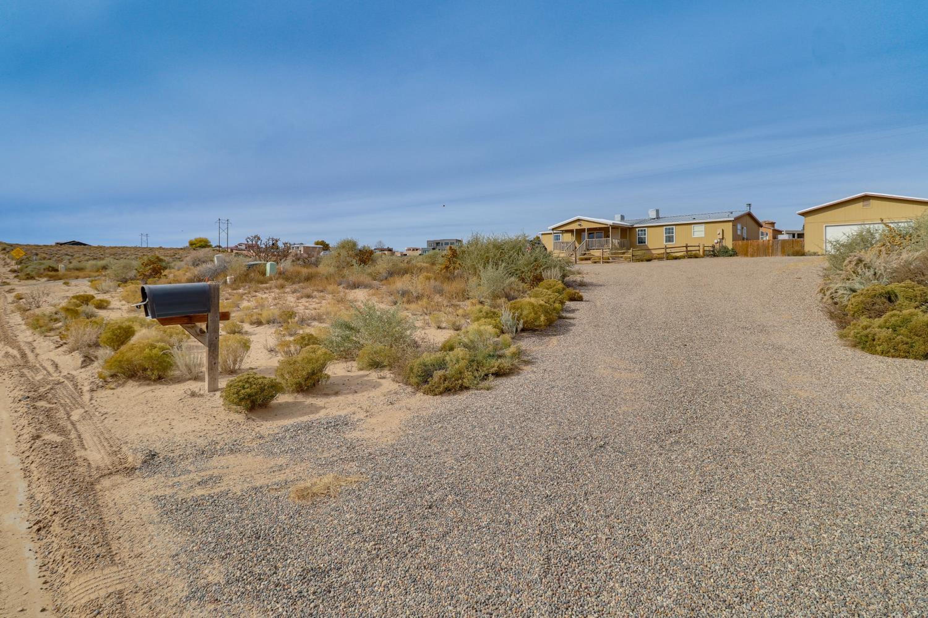 Scenic Sandia Mtn Views! Cozy Rio Rancho Retreat