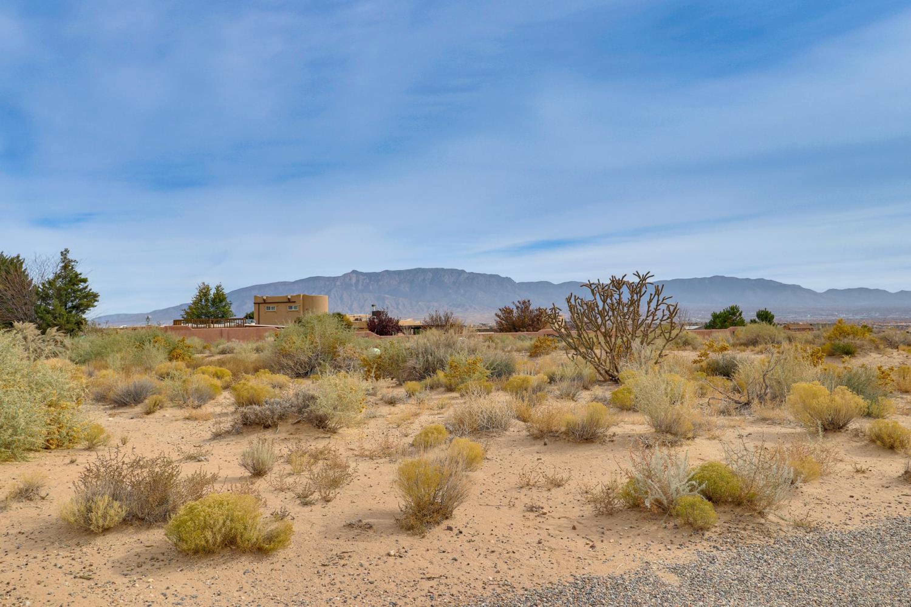 Scenic Sandia Mtn Views! Cozy Rio Rancho Retreat