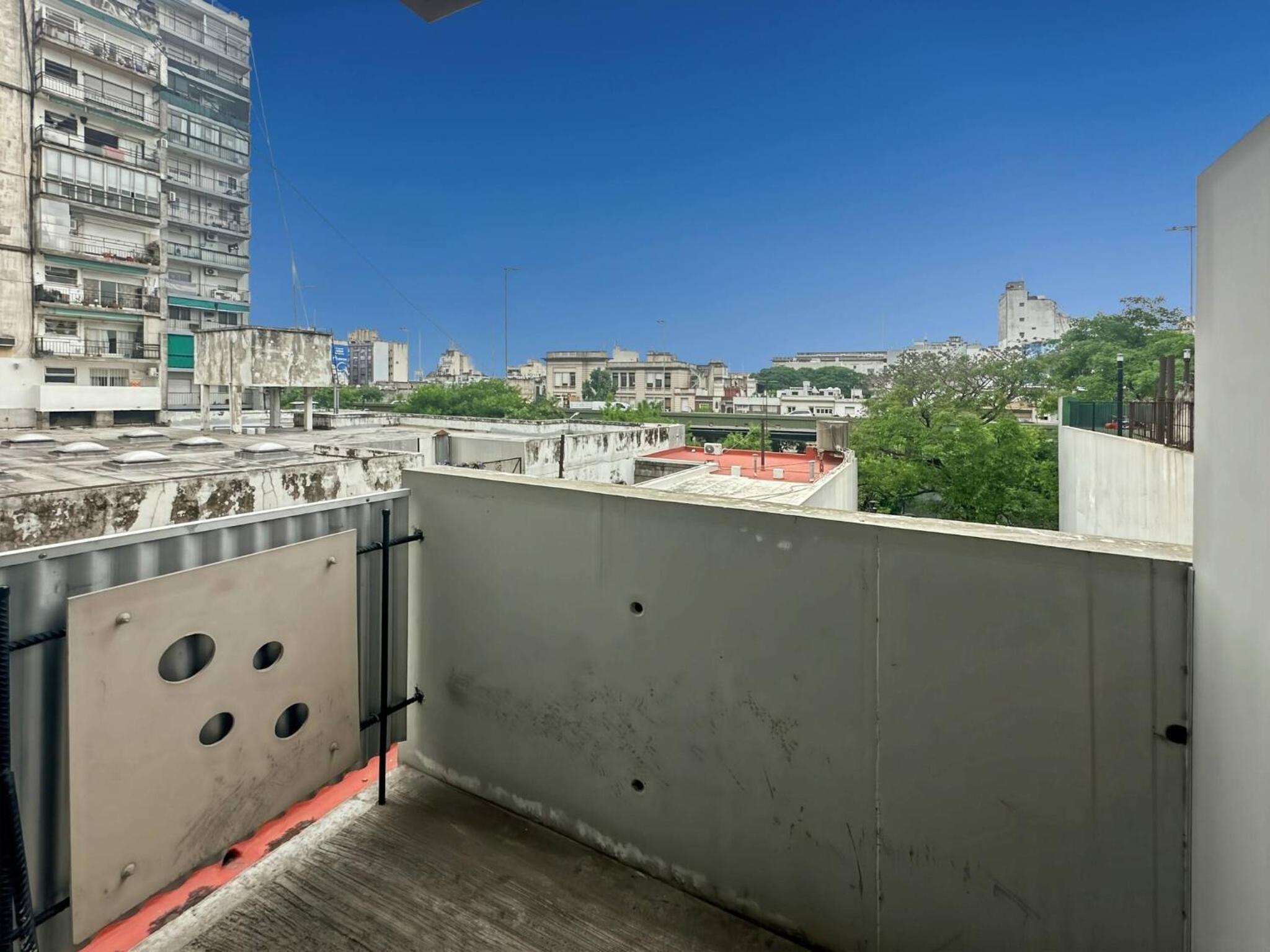 Comfortable Studio with Balcony and Excellent Location