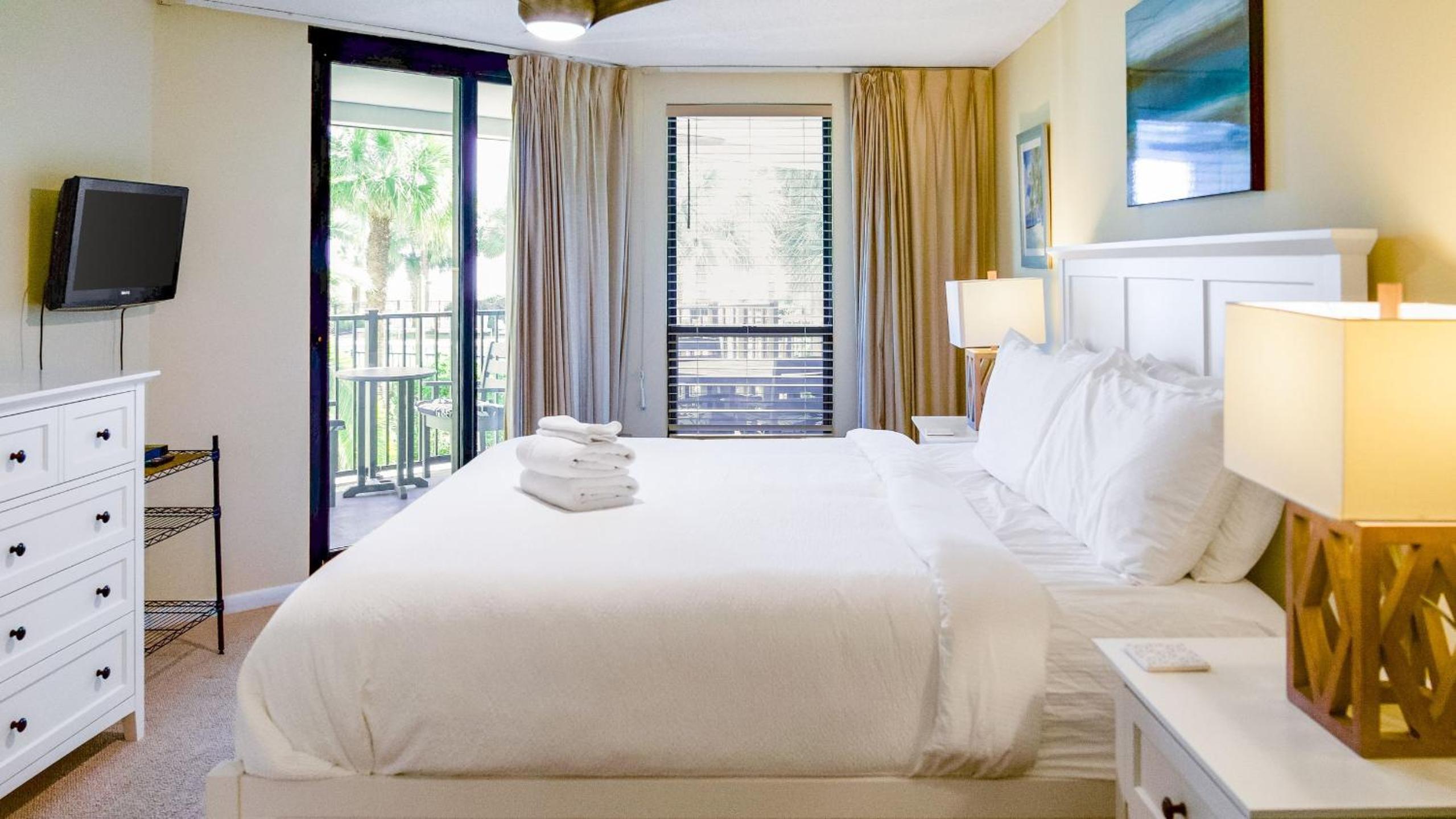 Newly Renovated Beachfront Condo Pool Balcony 108 Summerhouse by AvantStay